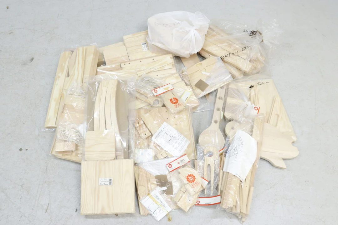 Diverse byggmaterial till bla vinställ, bricka, nyckelskåp, Panduro mm
