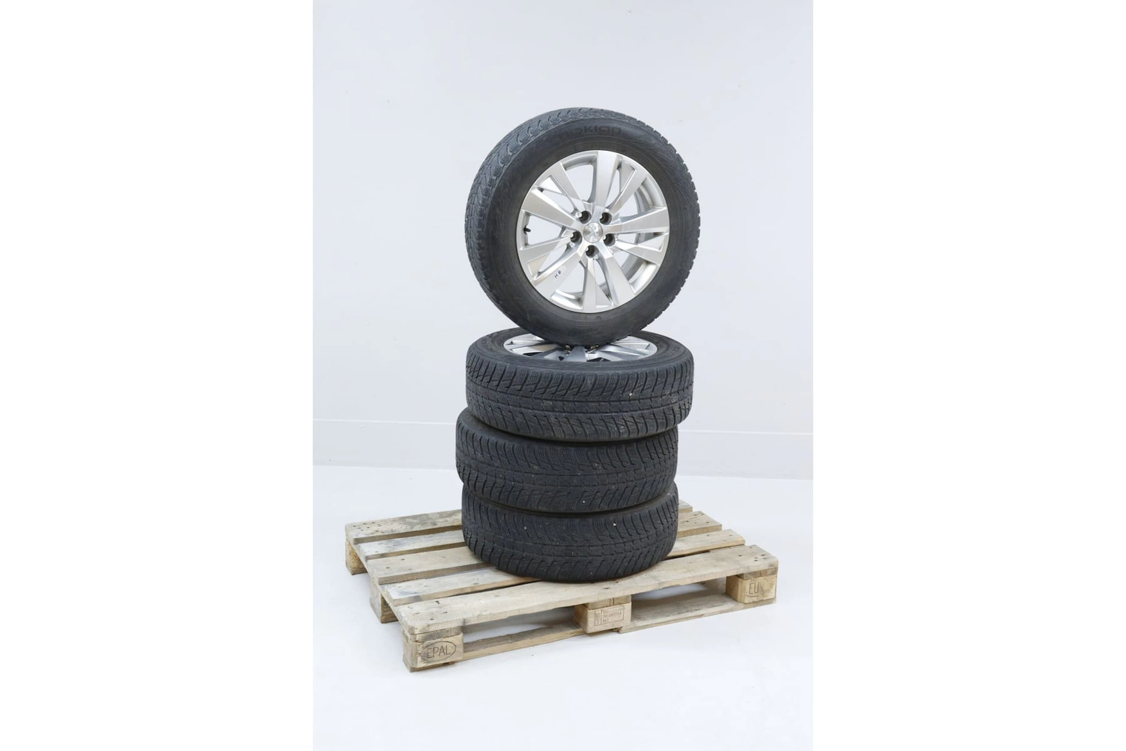 Vinterdäck, 4st, 215/65R17 103H, suttit på Peugeot 3008 årsm 2023