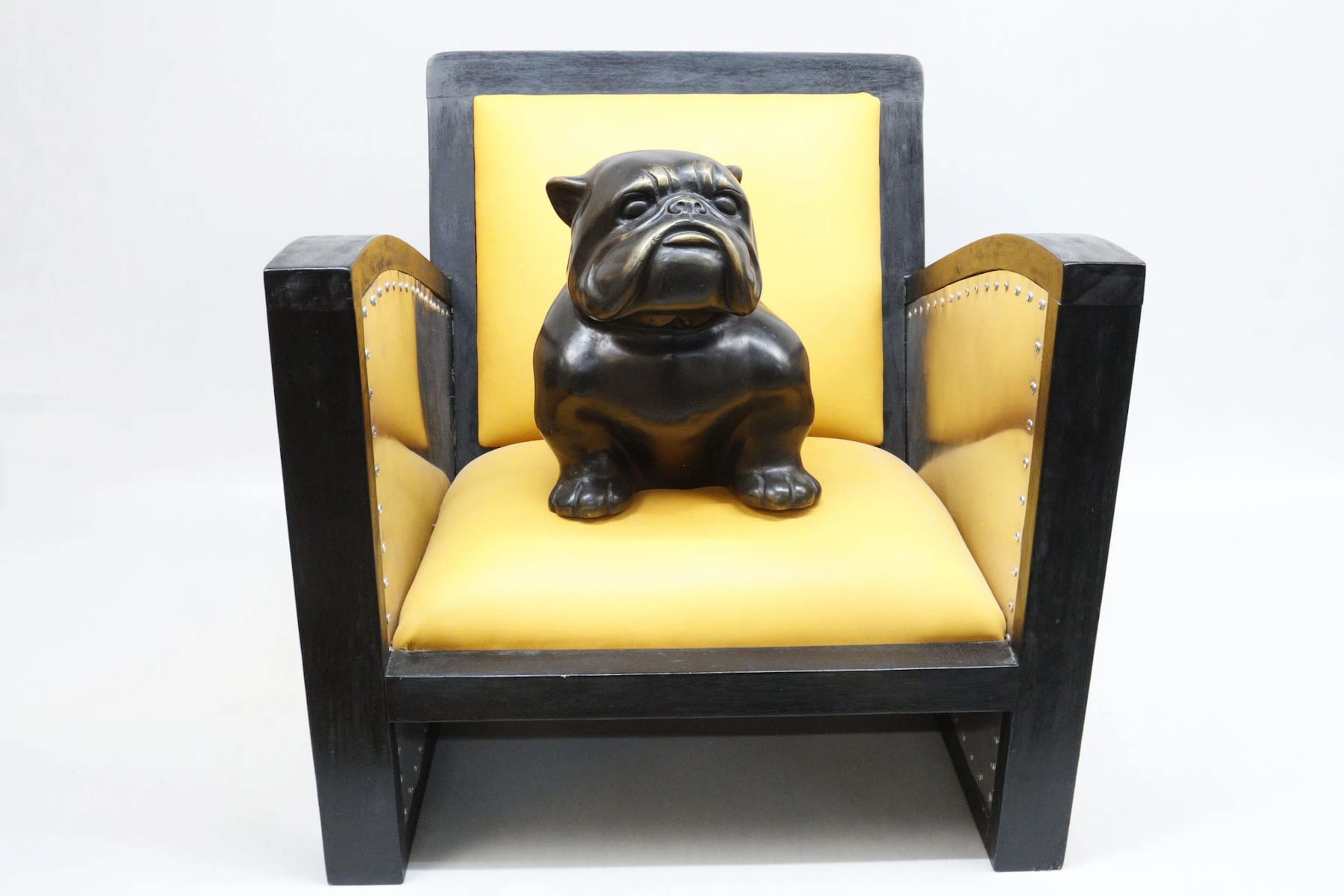 Andreas Wargenbrant, Bulldog i fåtölj, skulptur i patinerad brons
