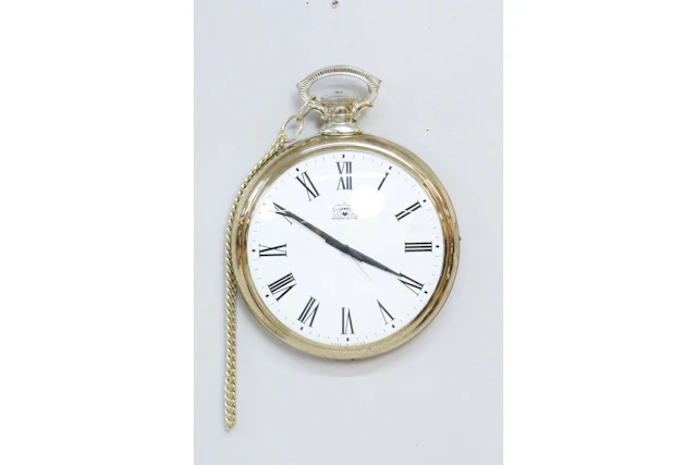 Väggur i form av fickur, Modern de Luxe, metall med glas