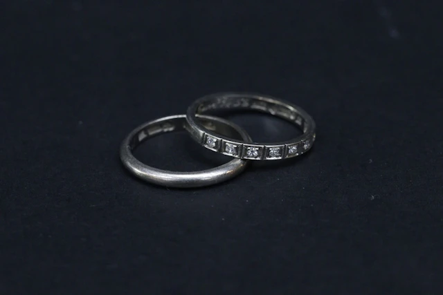 Ringar, 2st, vitt guld 18K, vikt 5.1 gram
