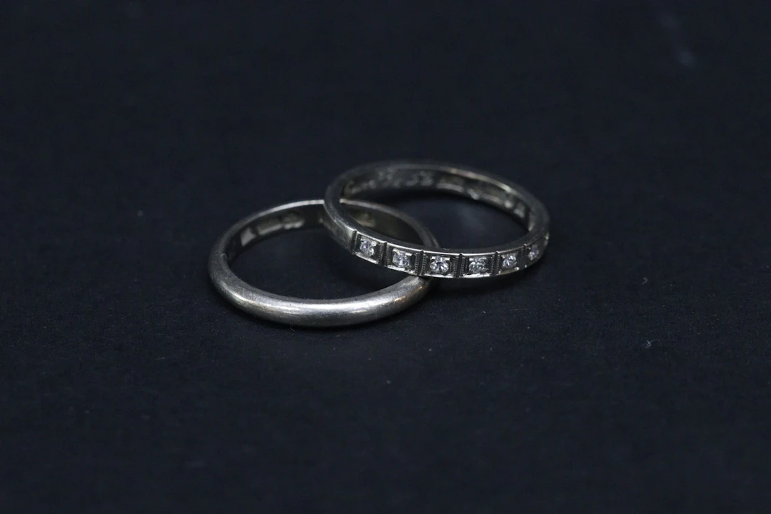 Ringar, 2st, vitt guld 18K, vikt 5.1 gram