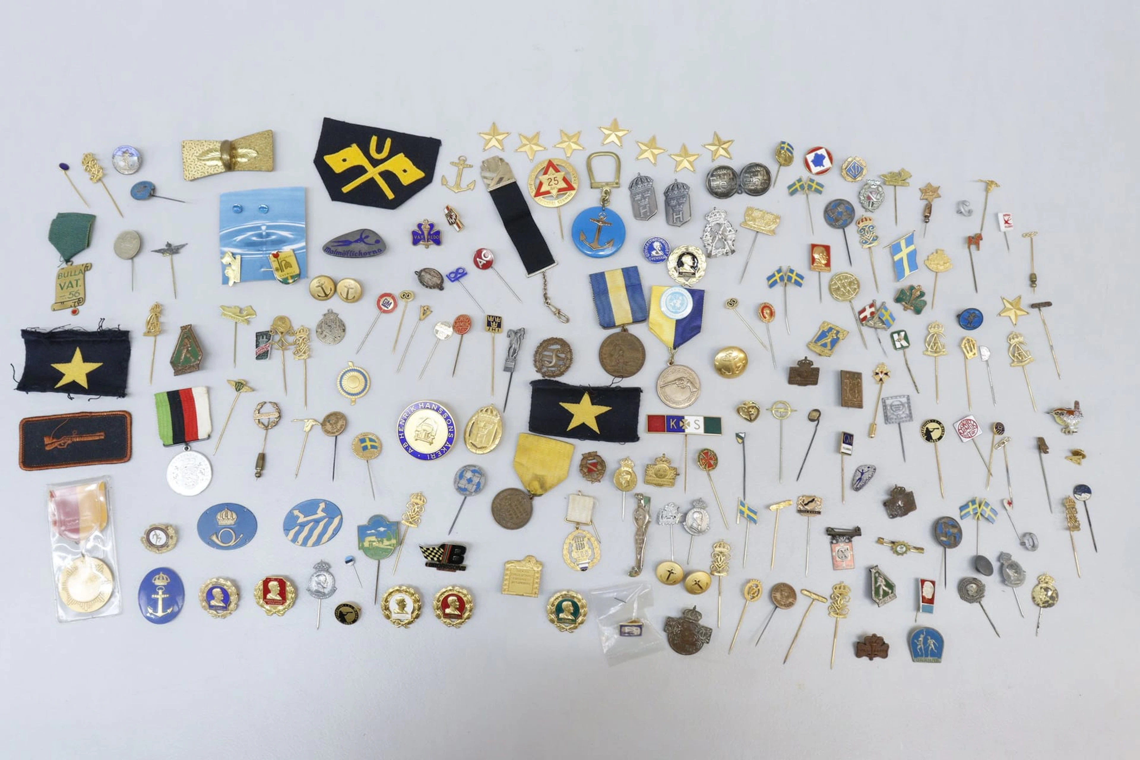 Nålar, pins, märken mm