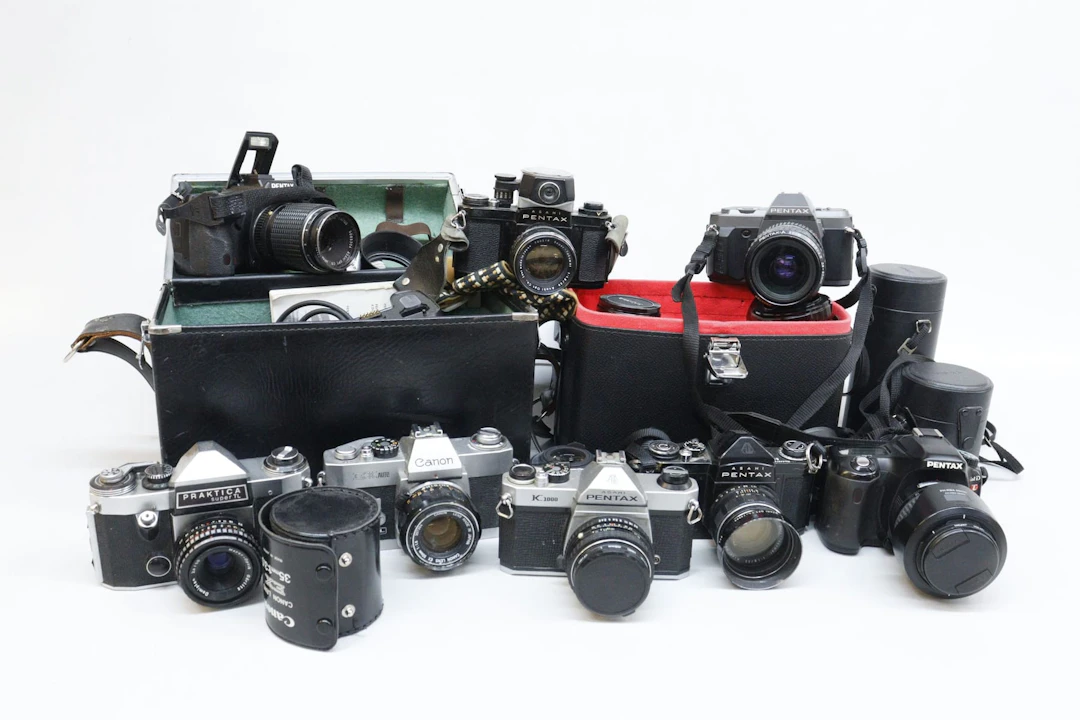 Äldre kameror, objektiv mm, bla Pentax, Canon och Praktica