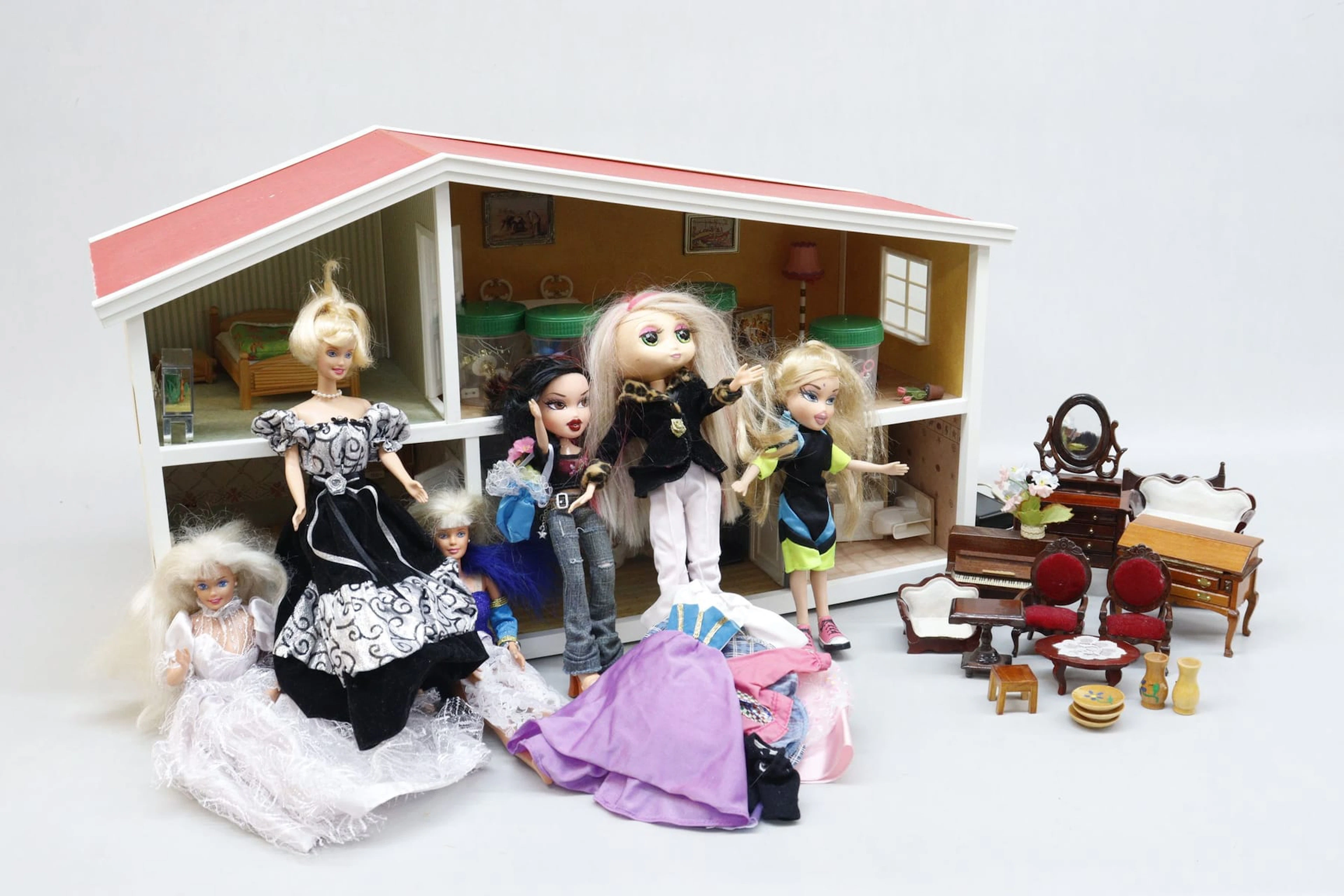Dockskåp, Lundby, med möbler, Barbie- och Bratz-dockor och kläder