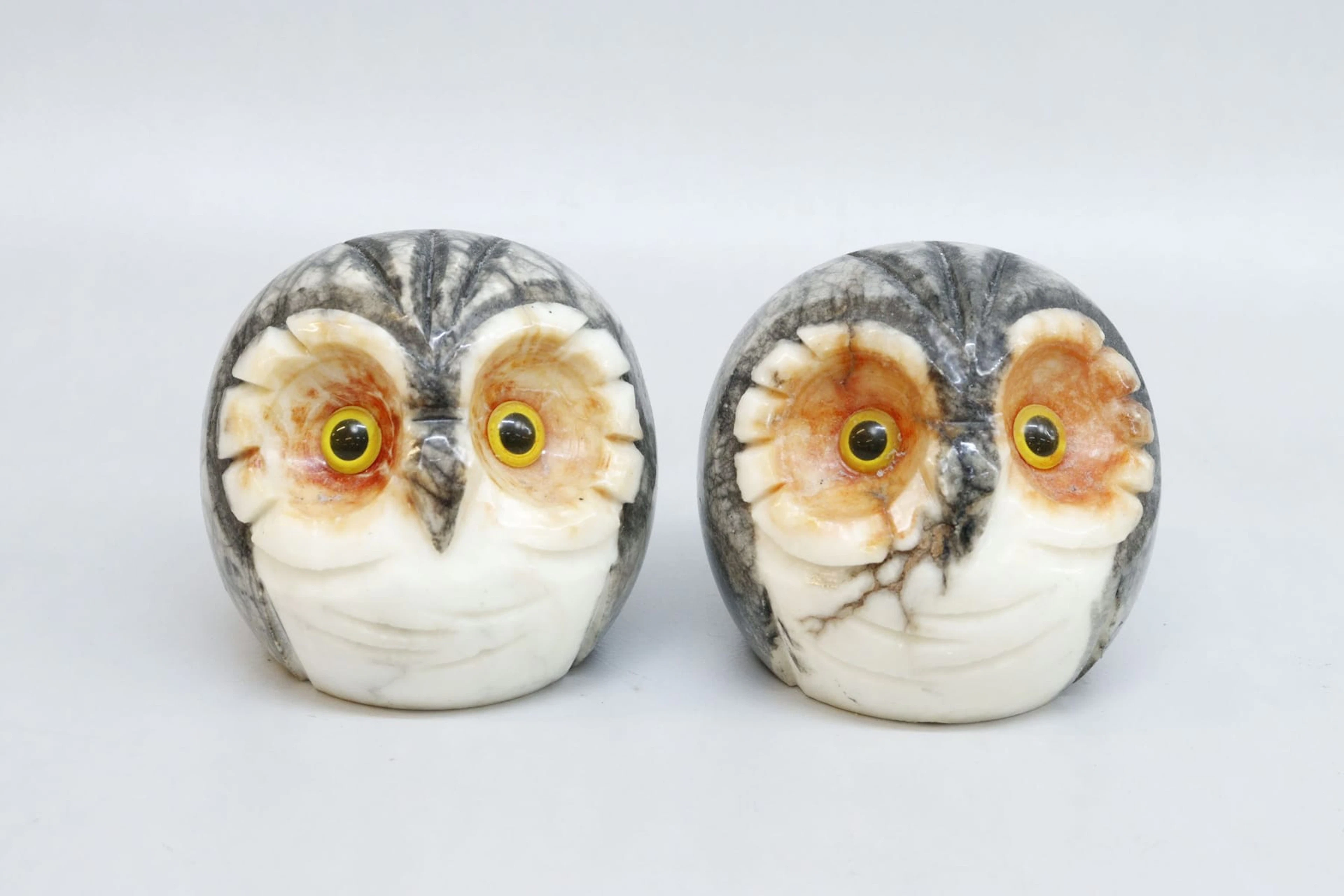 Skulpturer, 2st, ugglor i alabaster