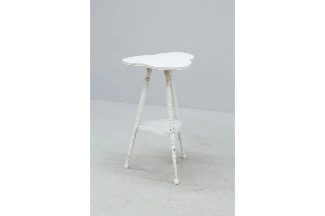 Lampbord med hylla, vitmålat