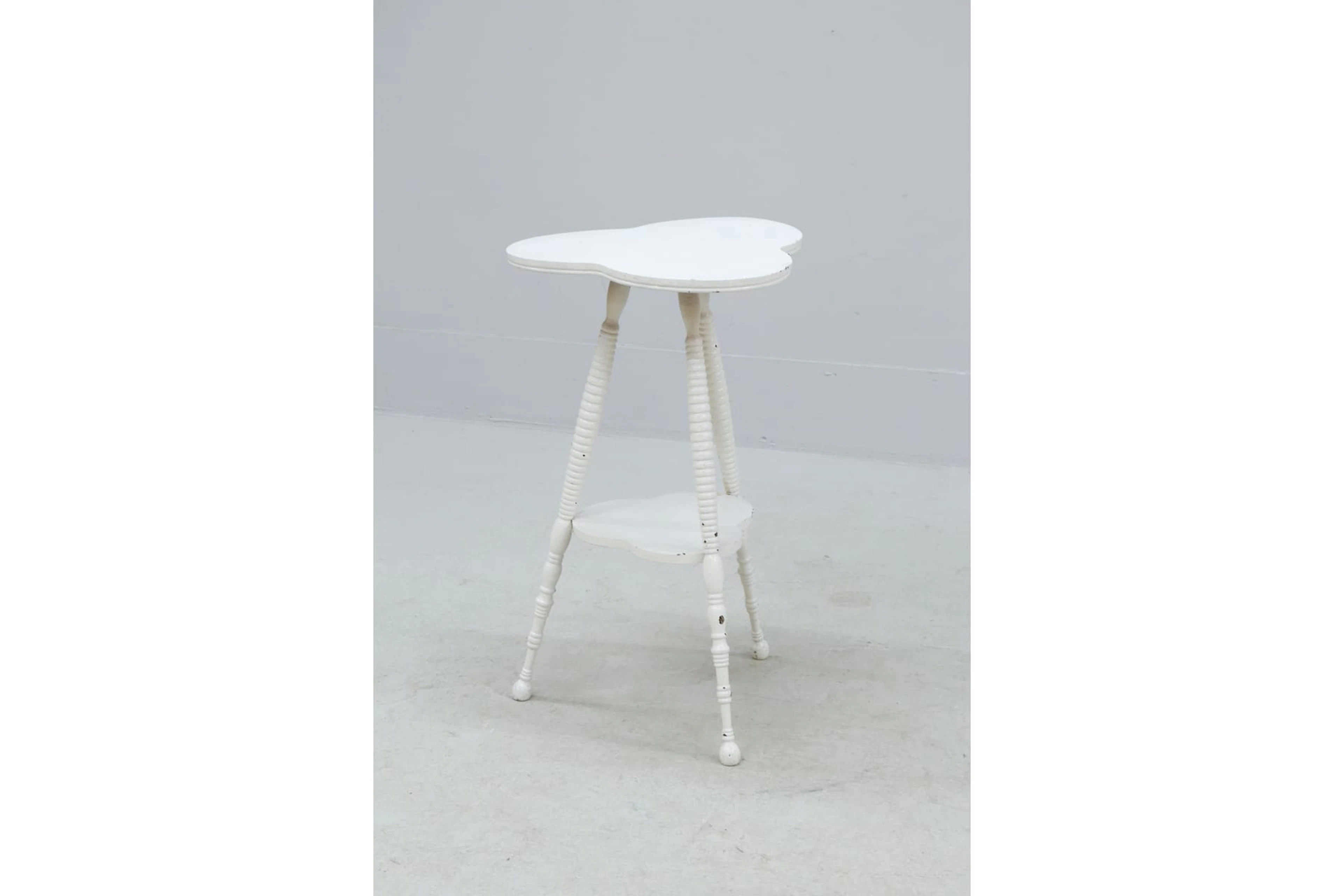 Lampbord med hylla, vitmålat