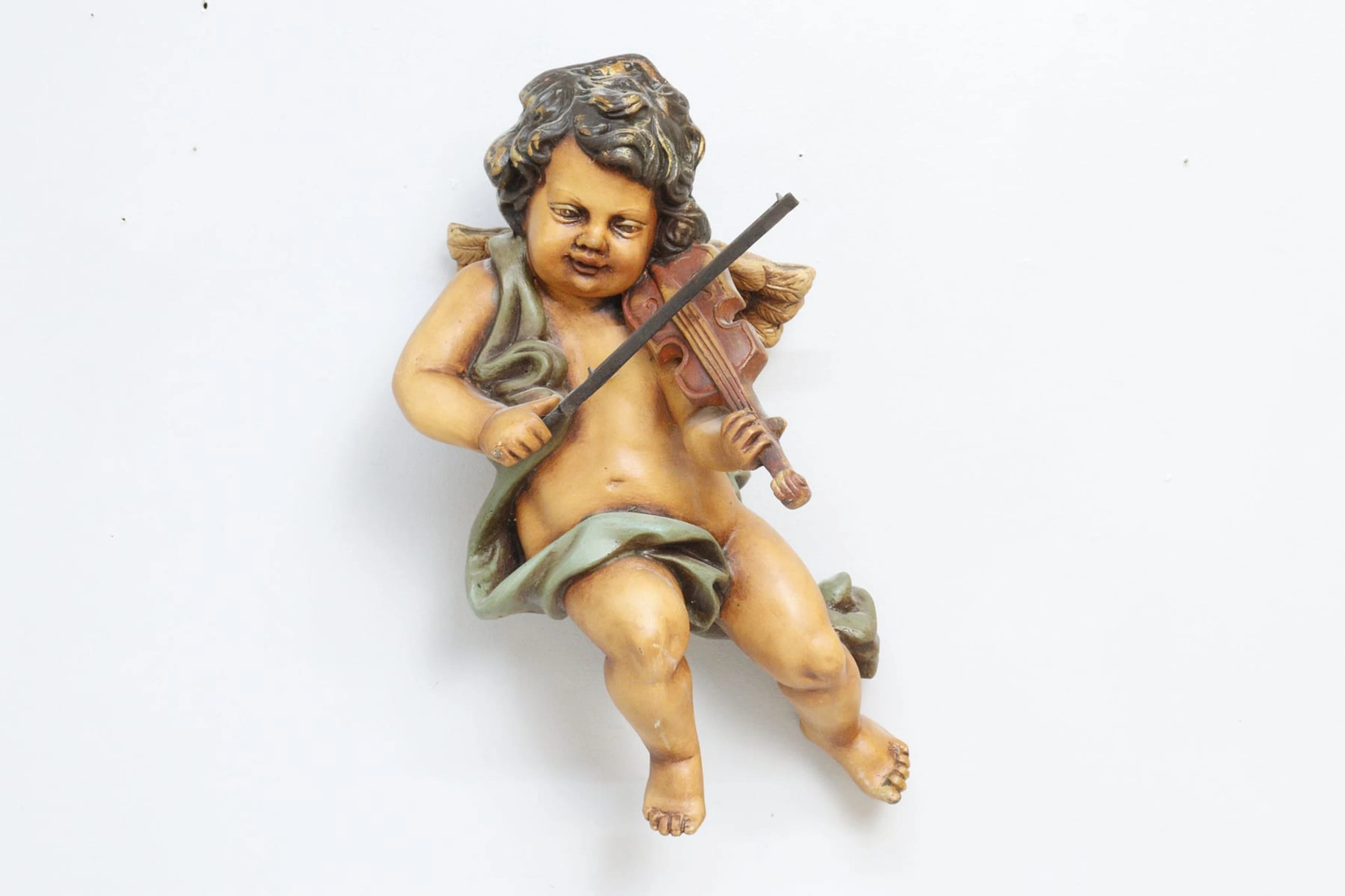 Väggskulptur, ängel i konstmaterial