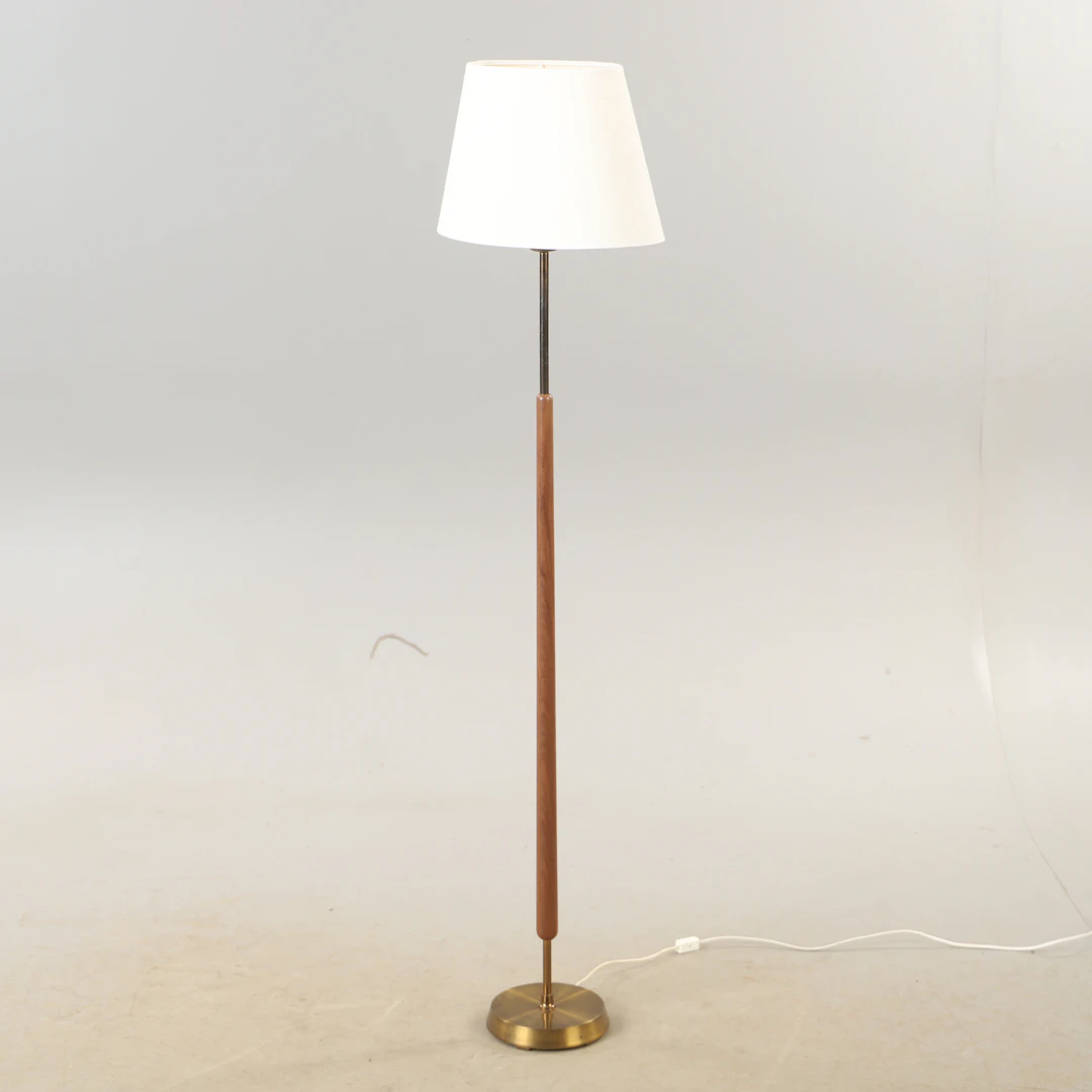 GOLVLAMPA, teak och mässing, EWÅ, 1900-talets mitt.