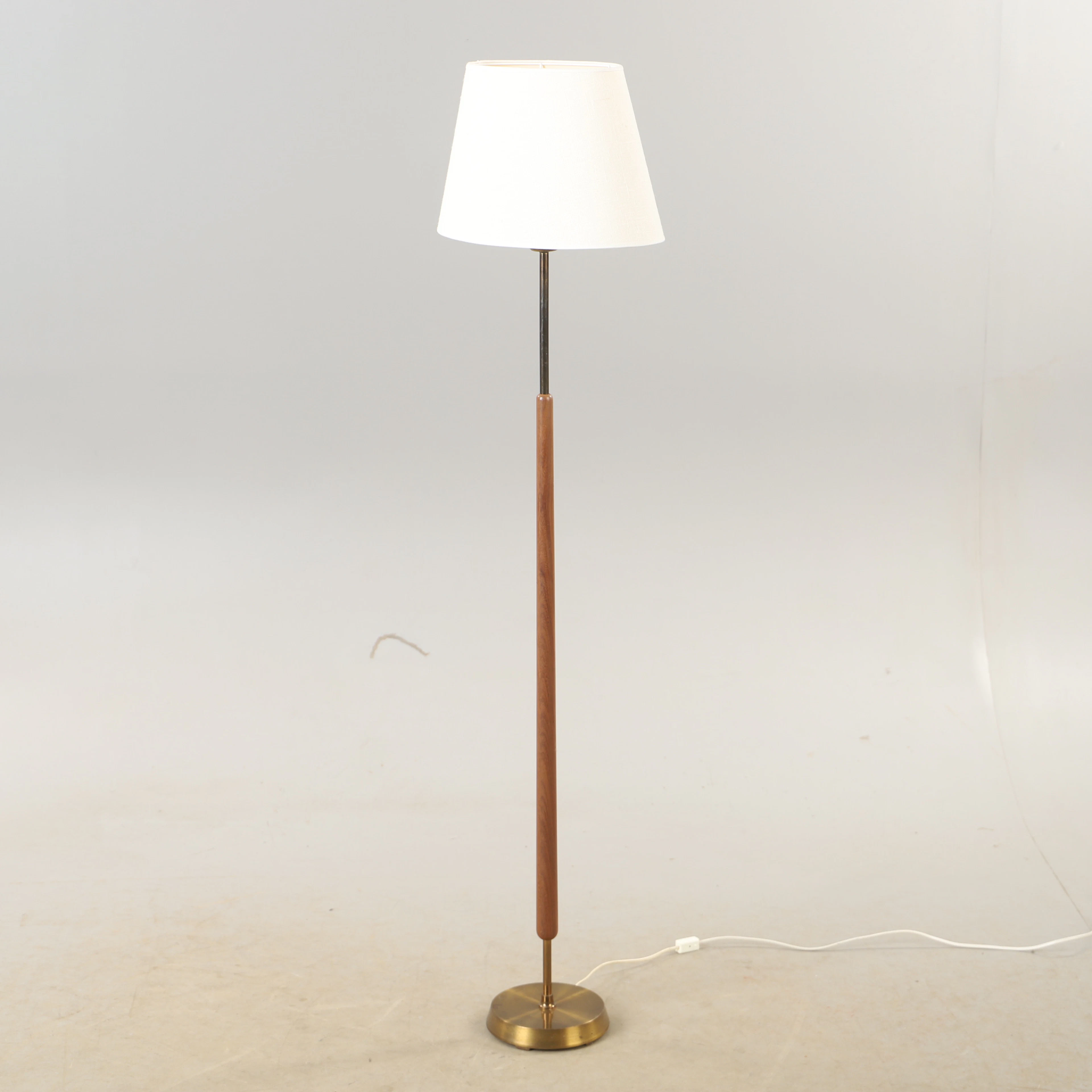 GOLVLAMPA, teak och mässing, EWÅ, 1900-talets mitt.