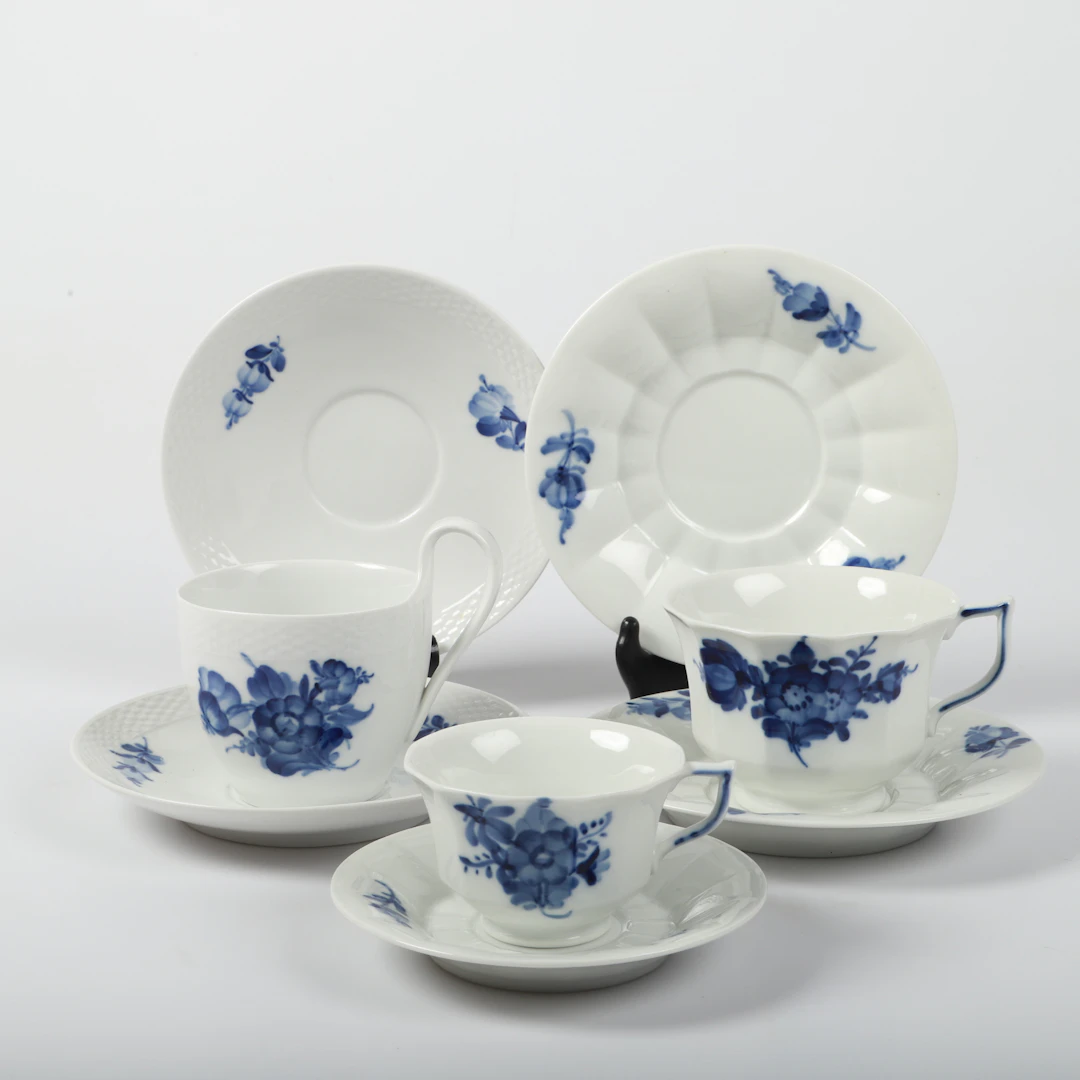 KAFFESERVISDELAR, 18 stycken, "Blå blom", Royal Copenhagen, Danmark.