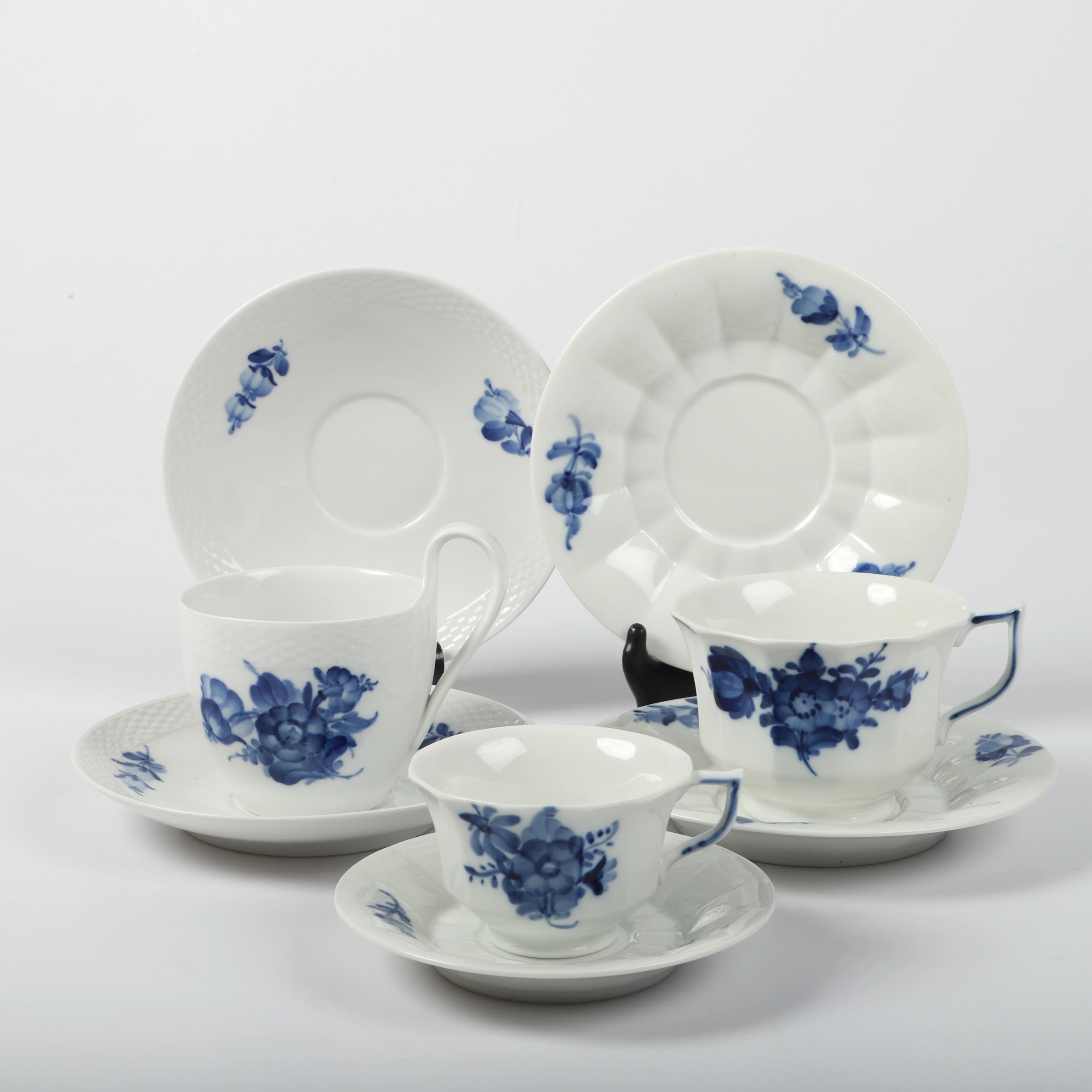 KAFFESERVISDELAR, 18 stycken, "Blå blom", Royal Copenhagen, Danmark.