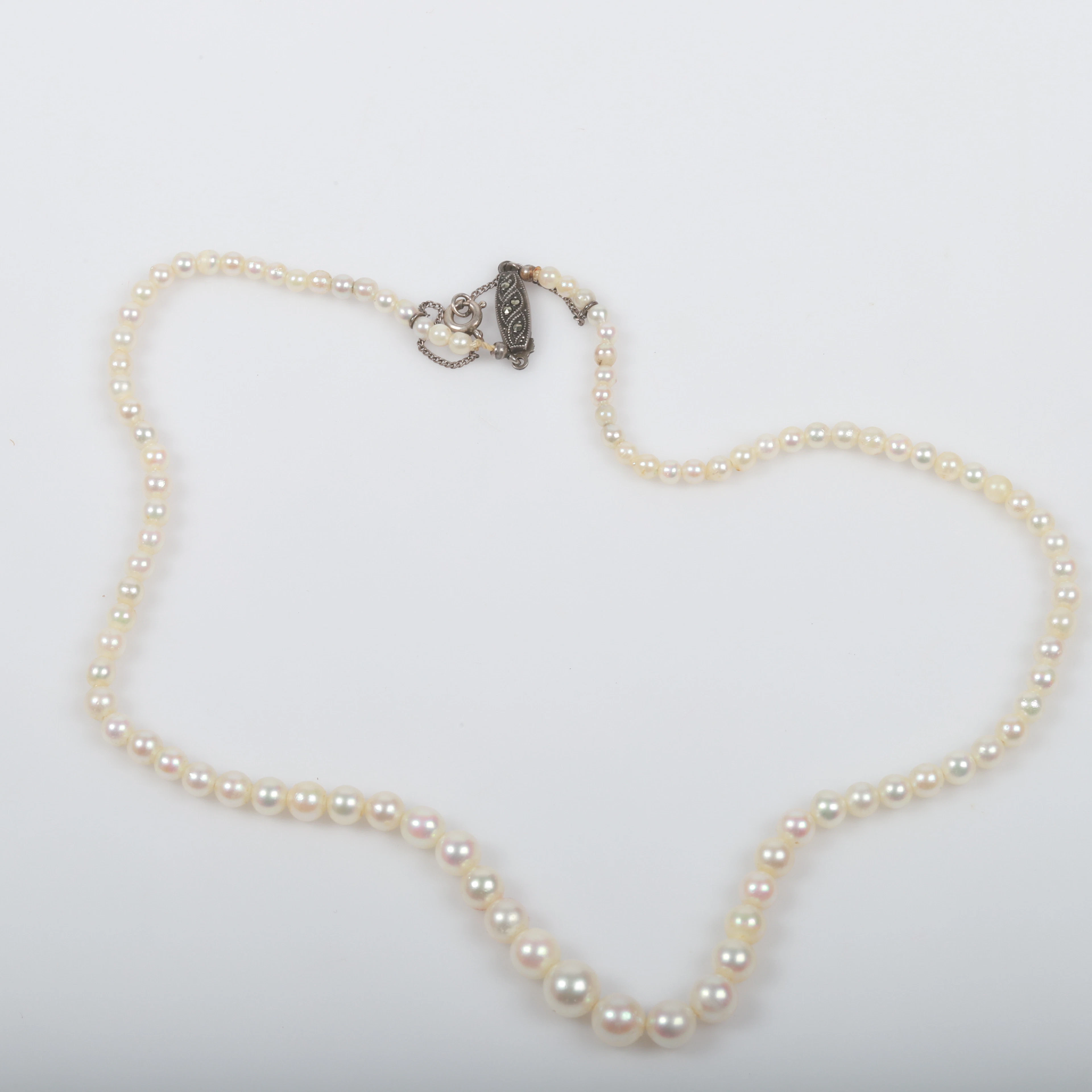 COLLIER, odlade pärlor med lås av silver och markasiter.