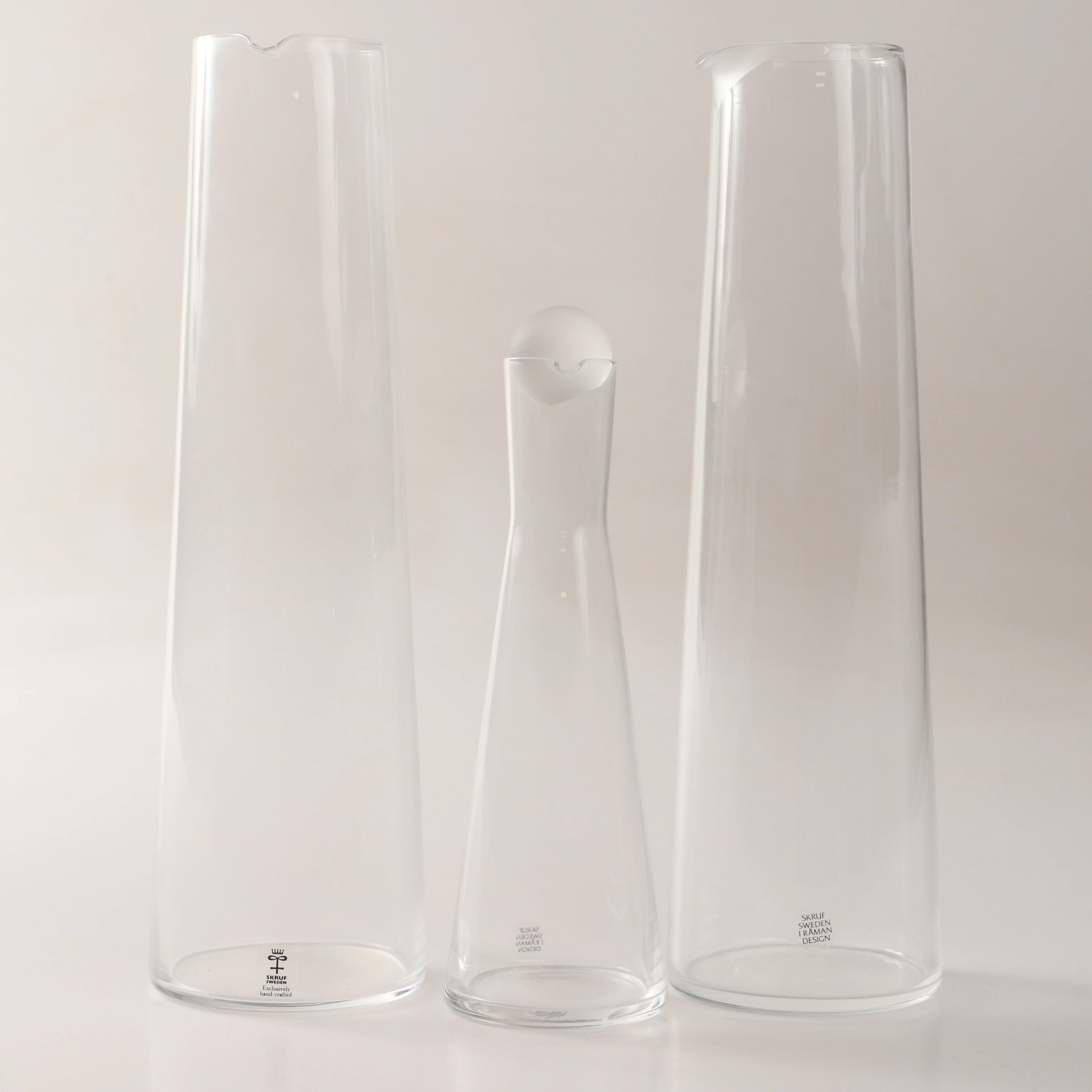 INGEGERD RÅMAN. Karaffer, 3 stycken, glas, Skruf.