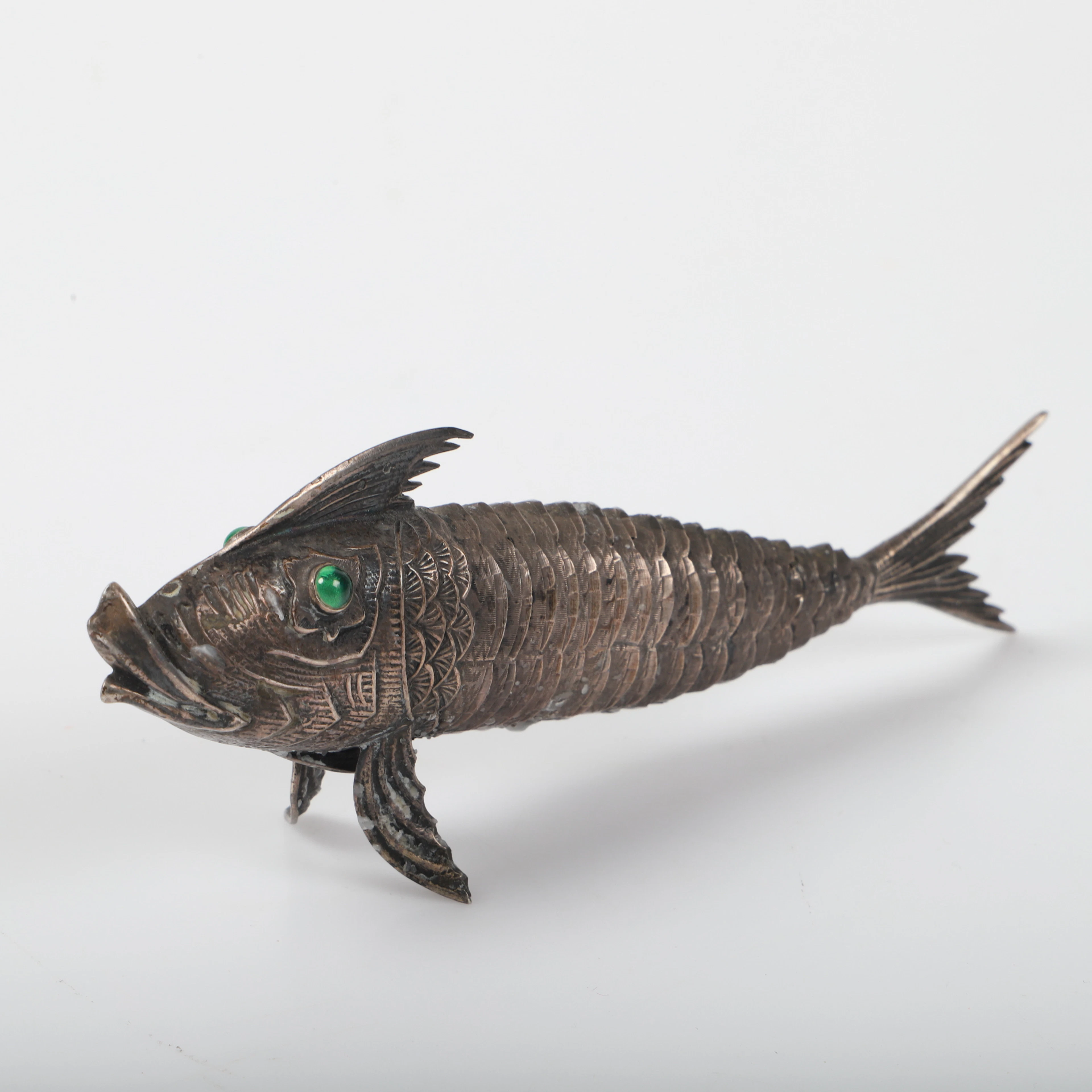 SKULPTUR, fisk med ledad kropp, silver med cabochonslipade stenar.