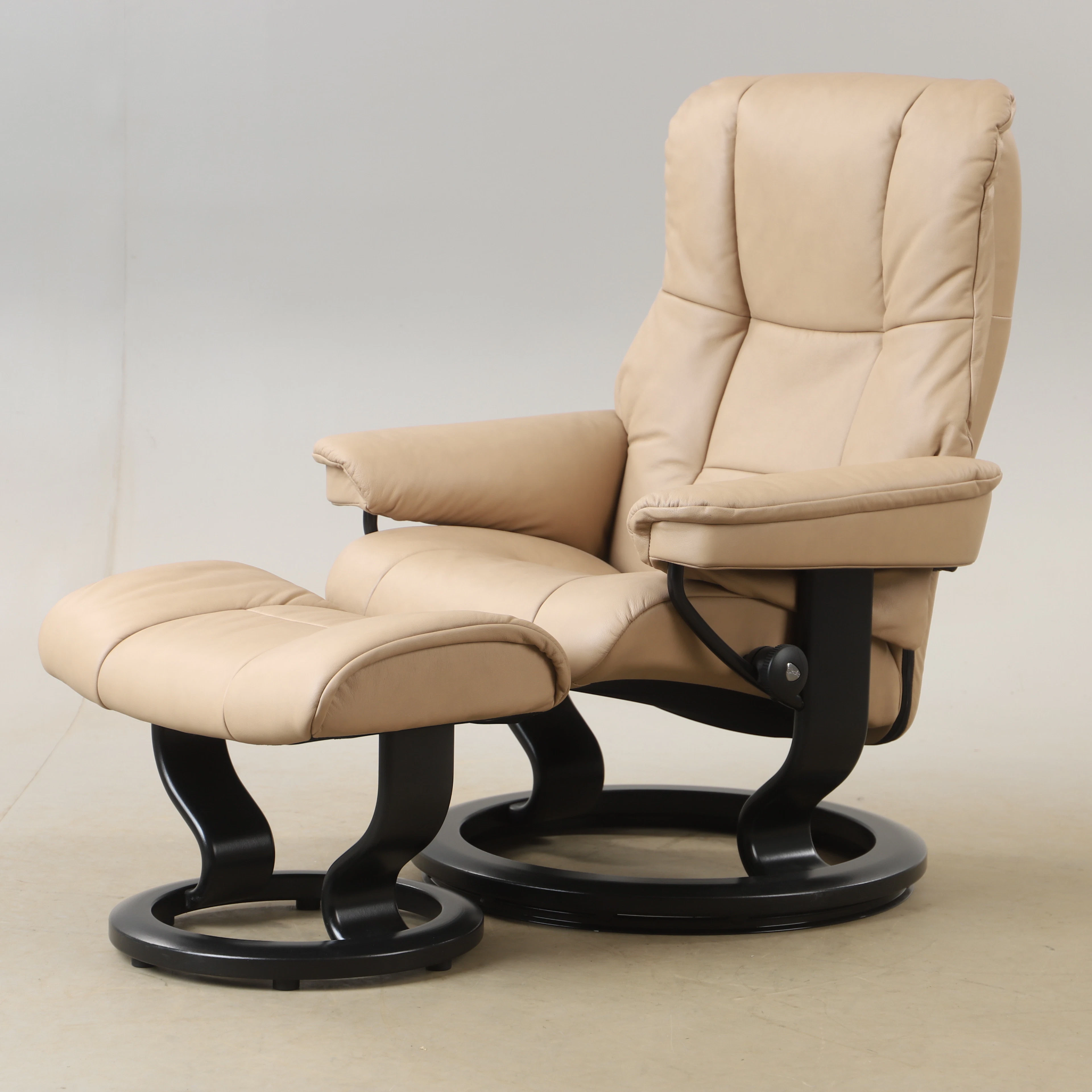 FÅTÖLJ MED FOTPALL, "Mayfair", skinnklädsel, "Stressless", Ekornes, Norge.