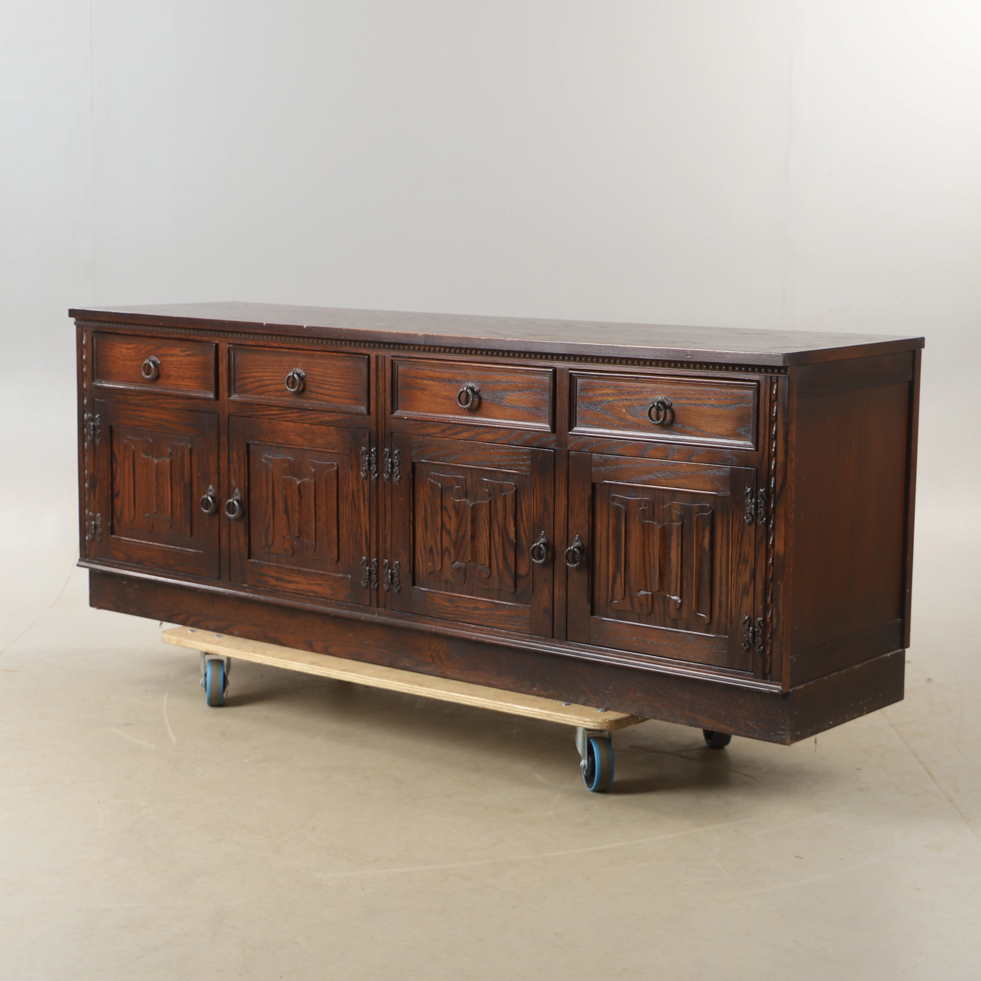 SIDEBOARD, ek, Jaycee Furniture, England, 1900-talets andra hälft.
