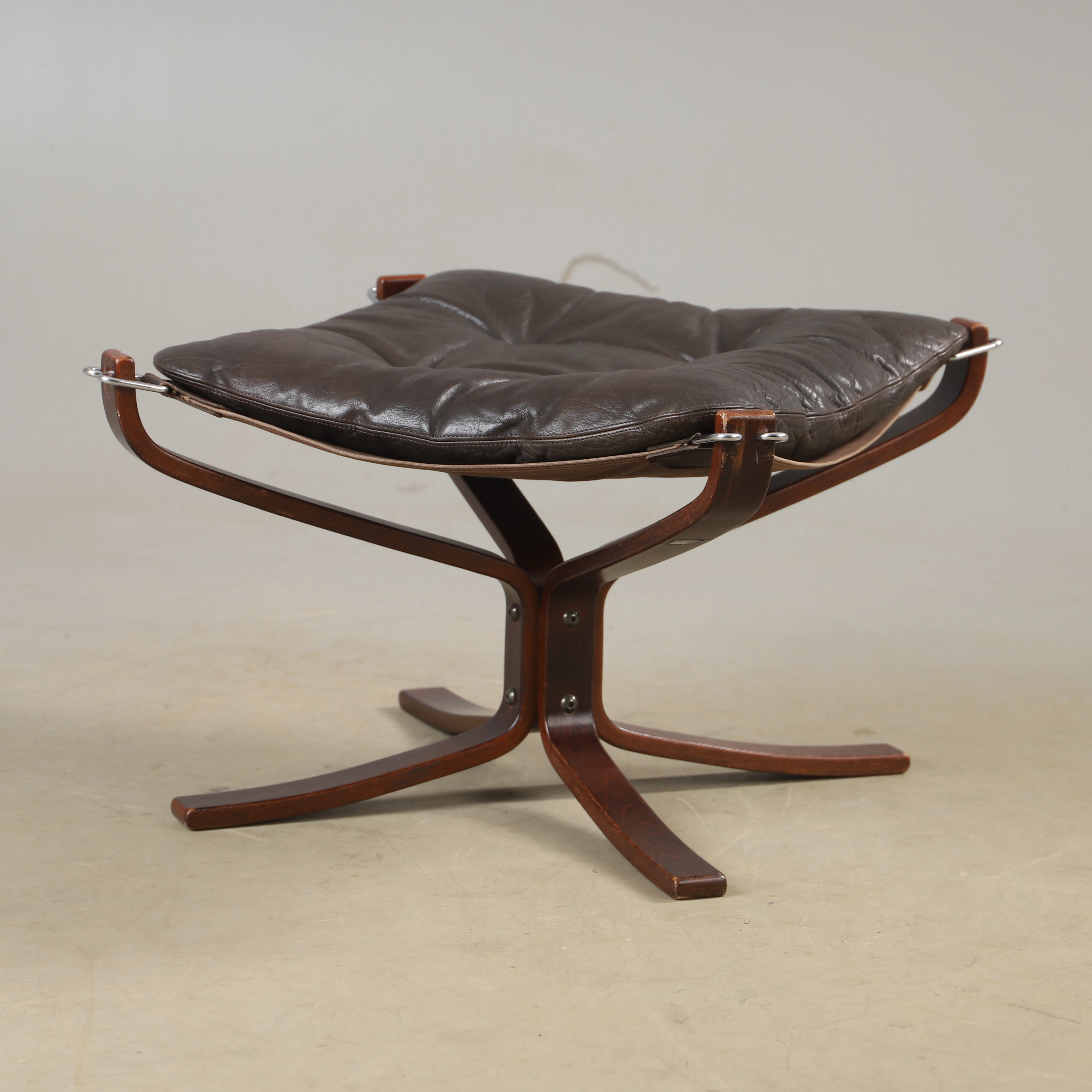 SIGURD RESELL (1920-2010). Fotpall, "Falcon", skinn och bok, Vatne