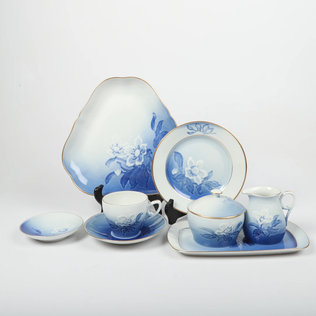LOUISE CECILIE HALLIN. Kaffeservis, 47 delar, "Julros", porslin med