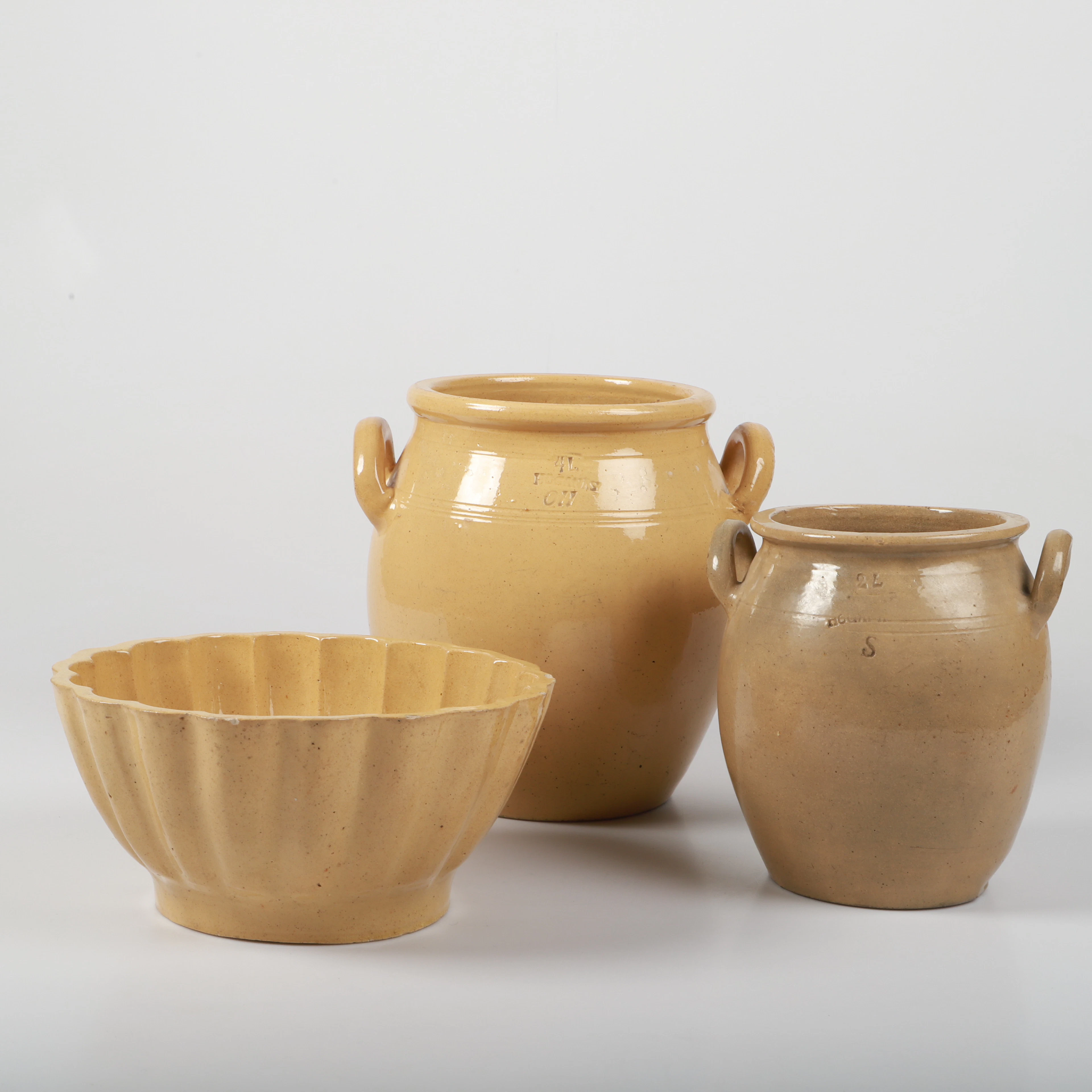 ALADÅBFORM OCH KRUS, 3 stycken, gul keramik, Höganäs, bl. a Karl Holst