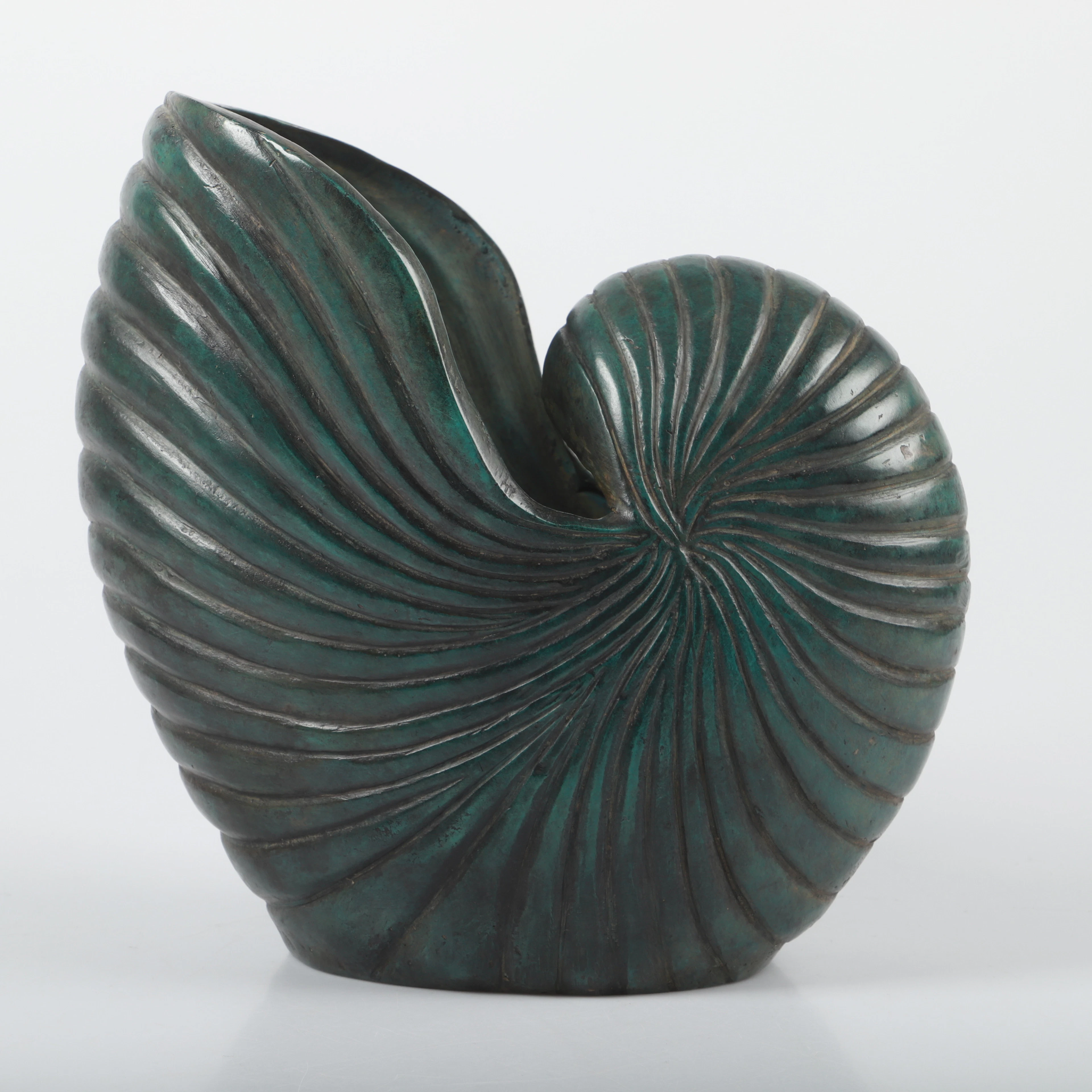 SKULPTUR/VAS, "Nautilus", grönpatinerad brons, Art People Gallery Sweden.