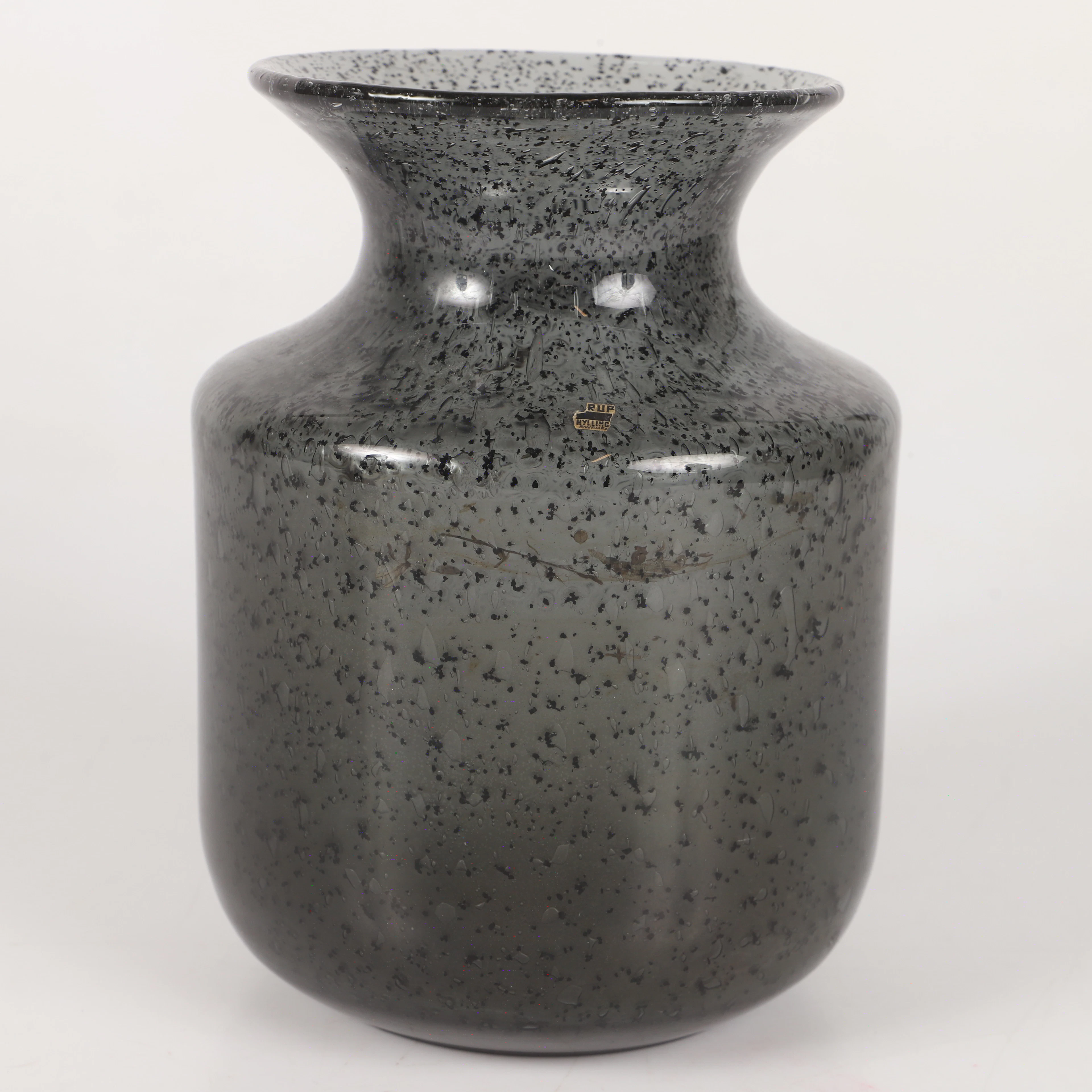 BENGT ORUP. Vas, konstglas, Hyllinge, signerad.