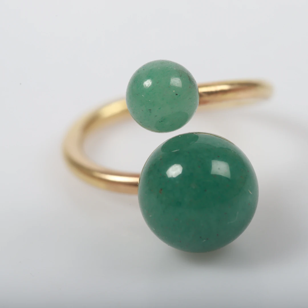 GÖRAN AULIN. Ring, 18 K guld med kulsslipad krysopras, Helsingborg.