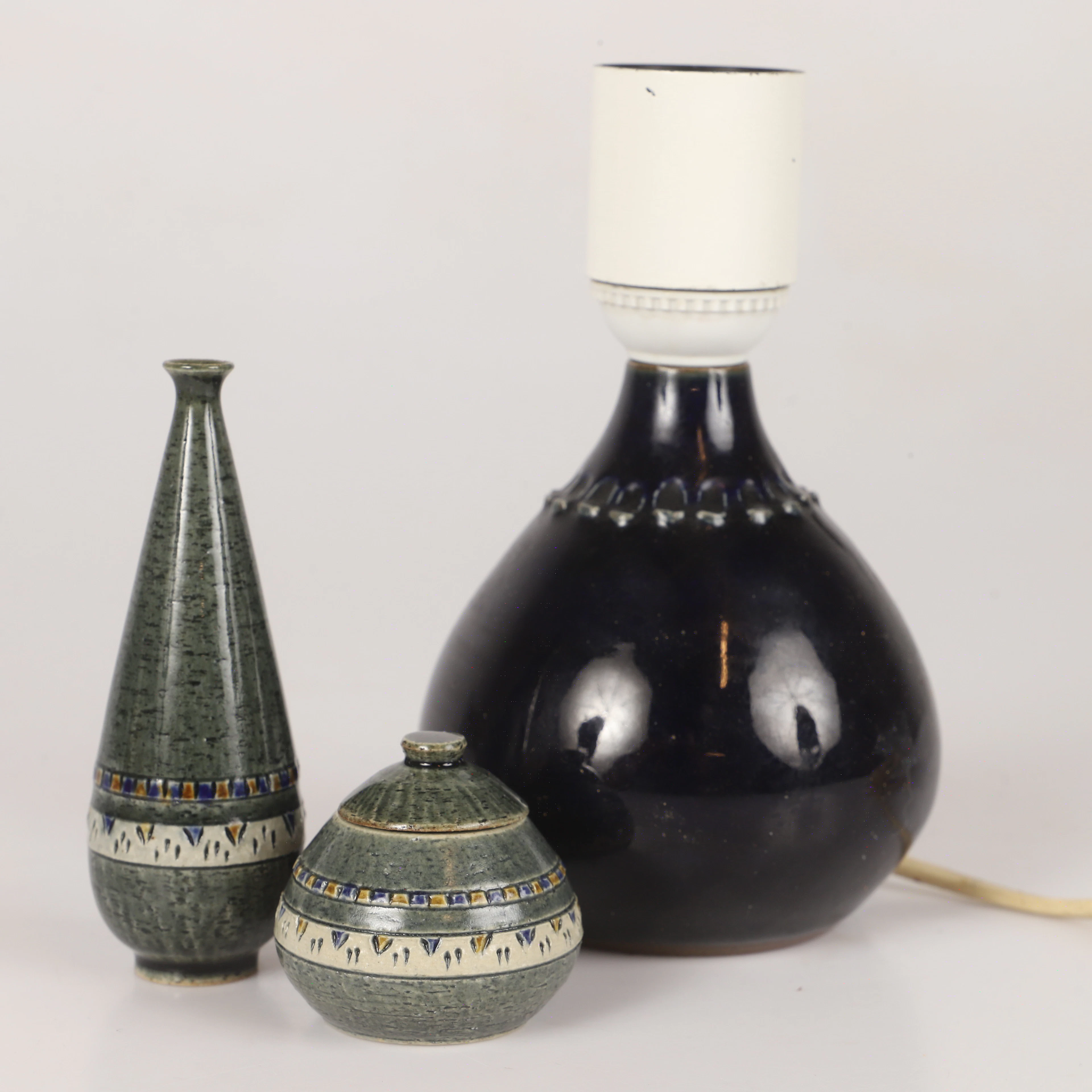 YNGVE BLIXT. BORDSLAMPA M. M., 3 delar, glaserat stengods, Höganäs, signerade.