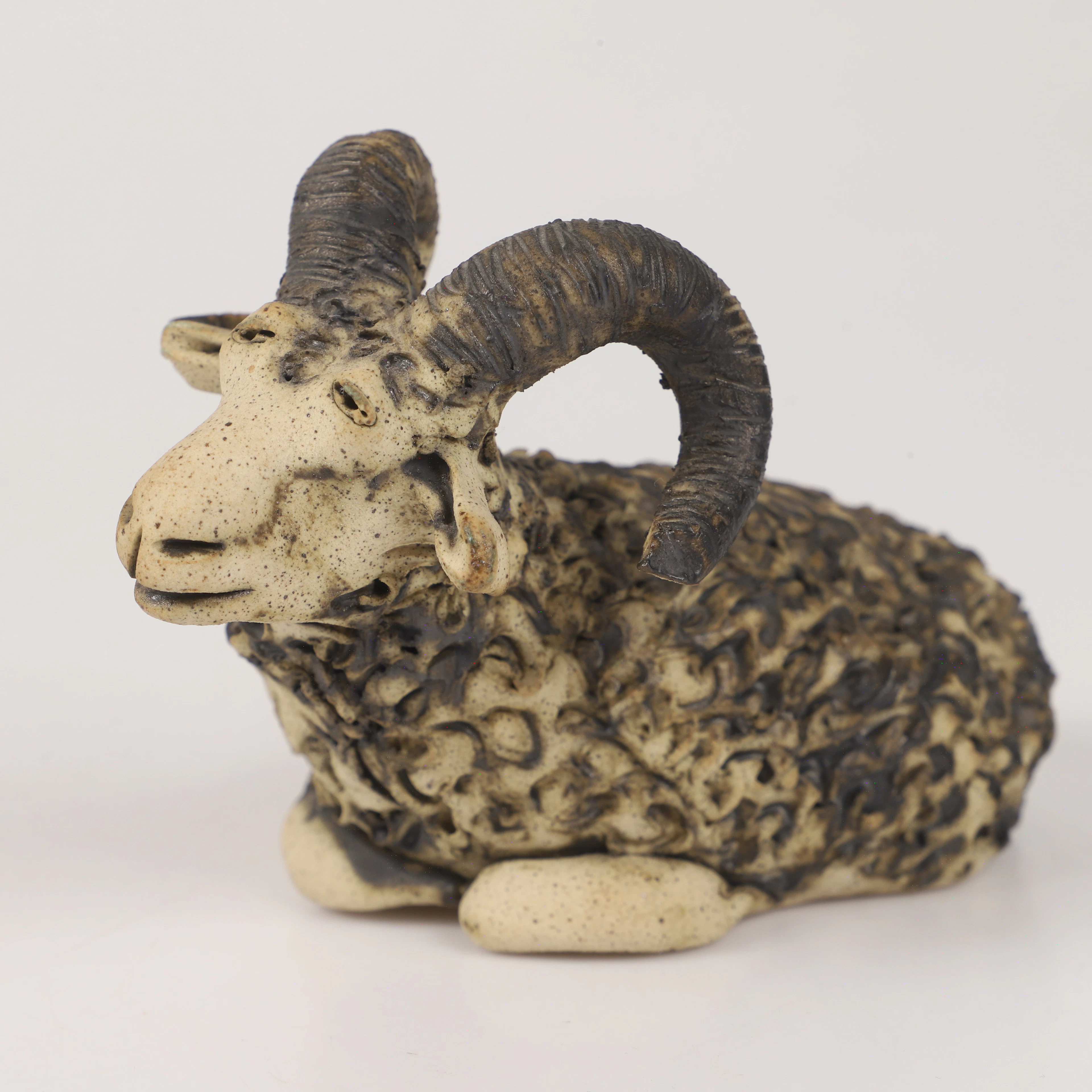 SKULPTUR, bagge, keramik, otydligt signerad.