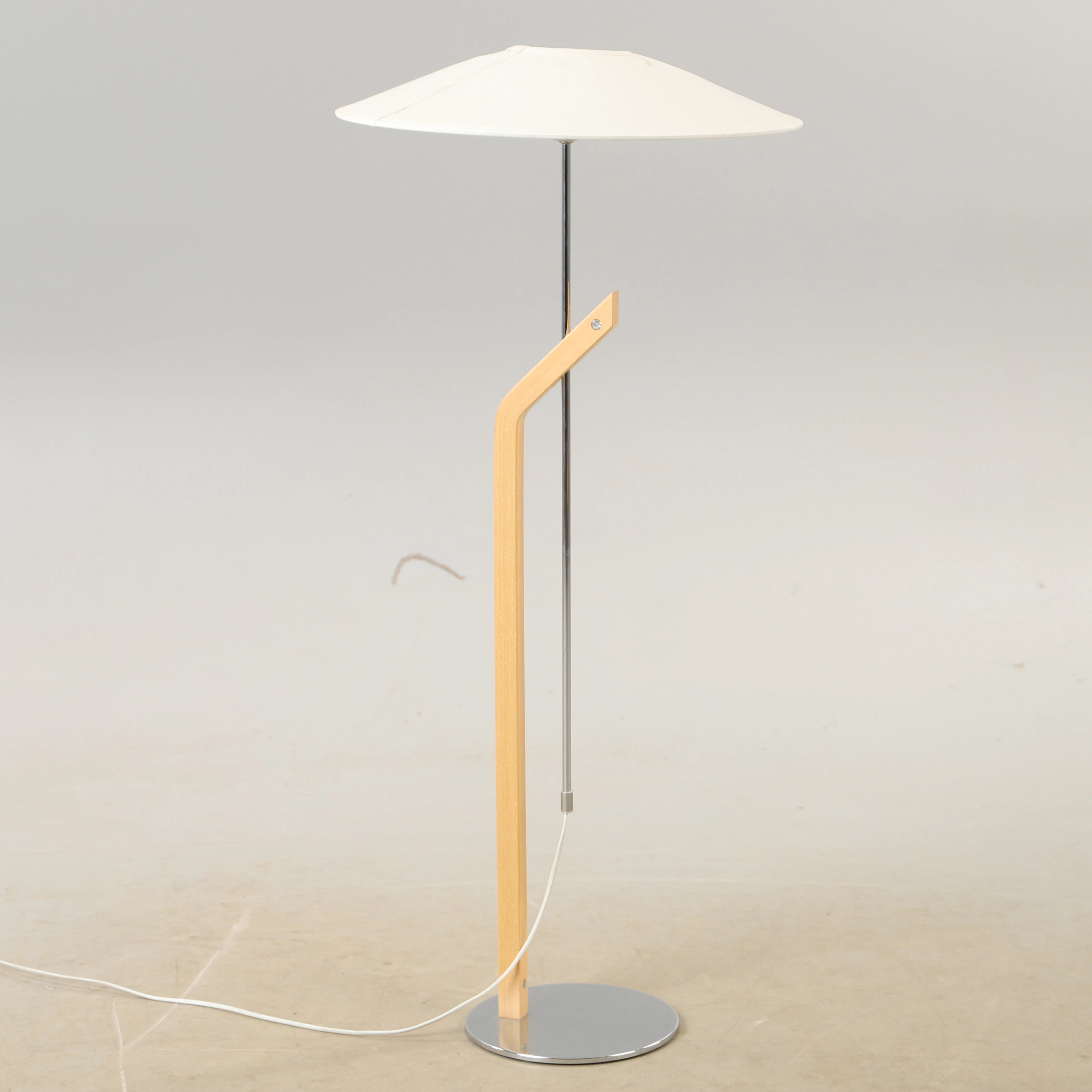 LARS BESSFELT. Golvlampa, Atelje Lyktan, modell 4501, " Hockey", etikettmärkt