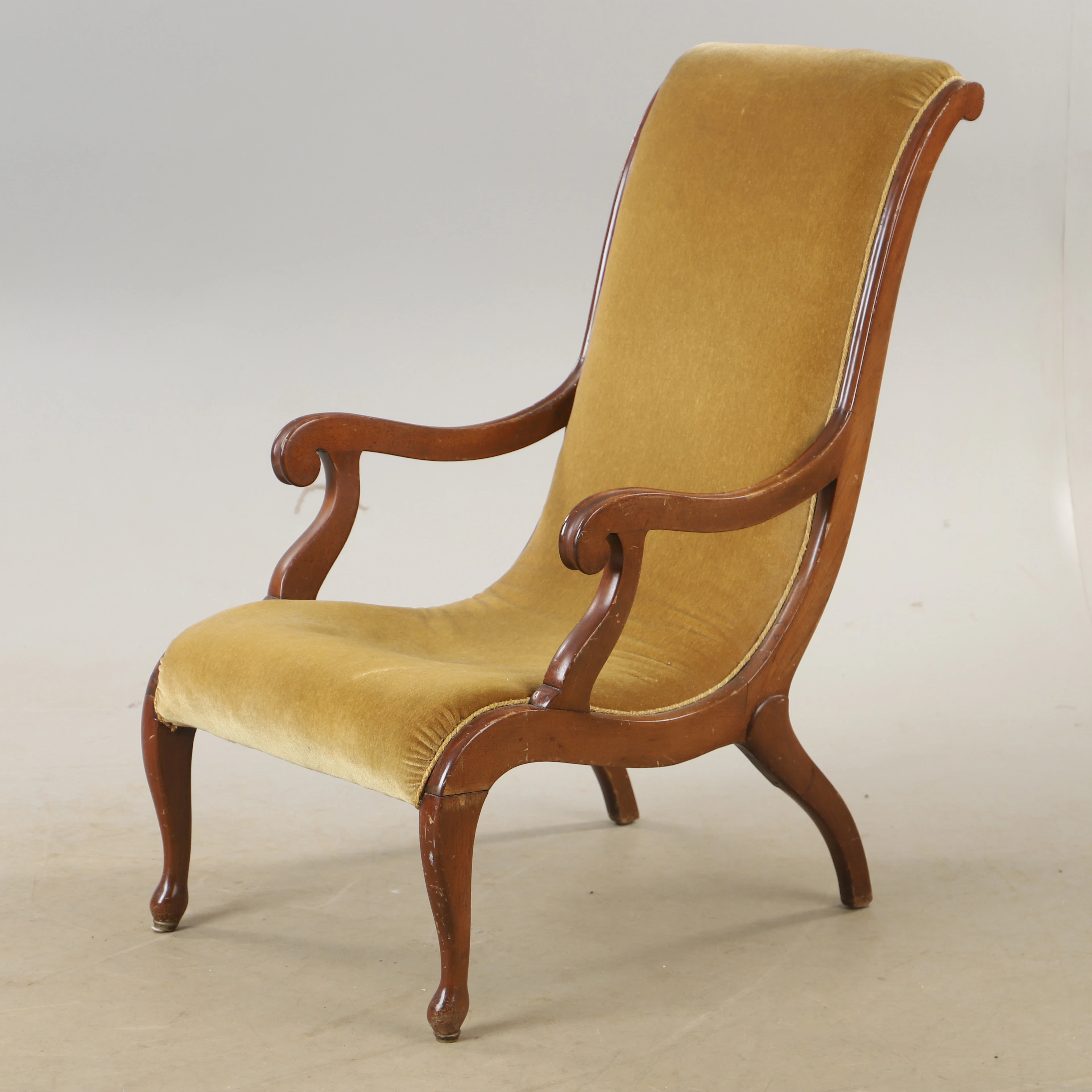 FÅTÖLJ, plysch och mahogny, 1900-talets första hälft.