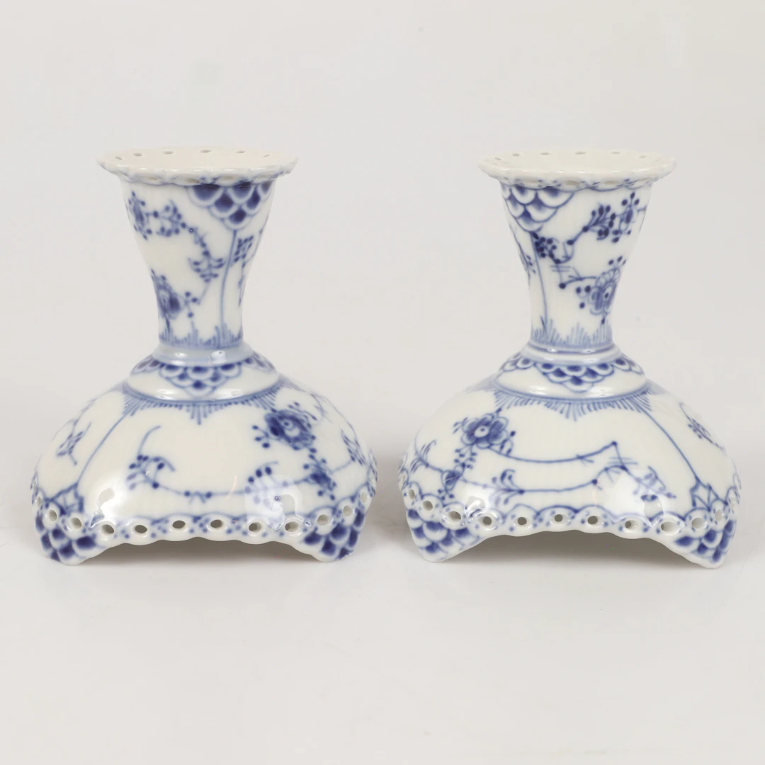 LJUSSTAKAR, 1 par, "Musselmalet", porslin, Royal Copenhagen, Danmark.