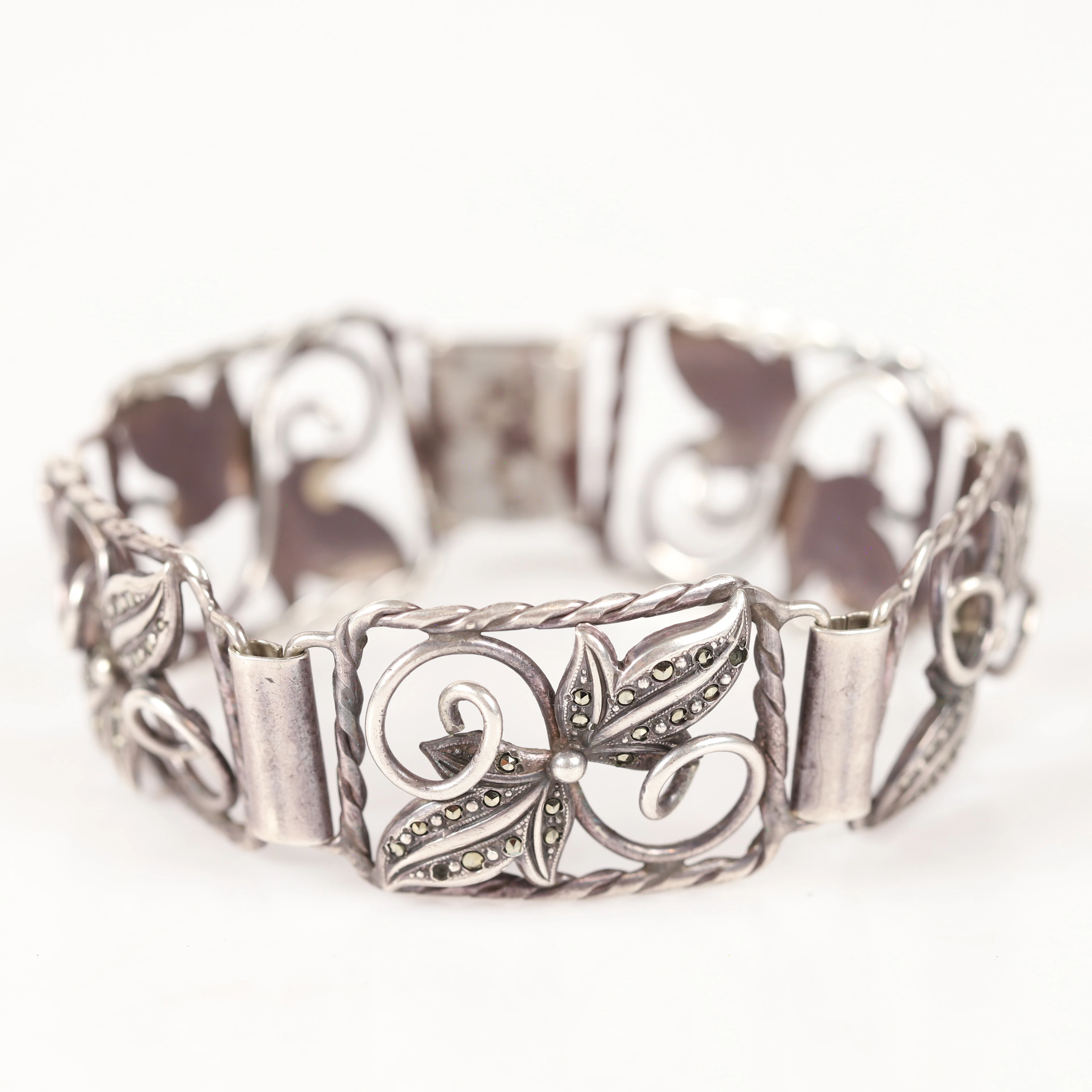 ARMBAND, silver med markasiter, Victor Janson Guldvaru AB, Lindesberg, 1965.