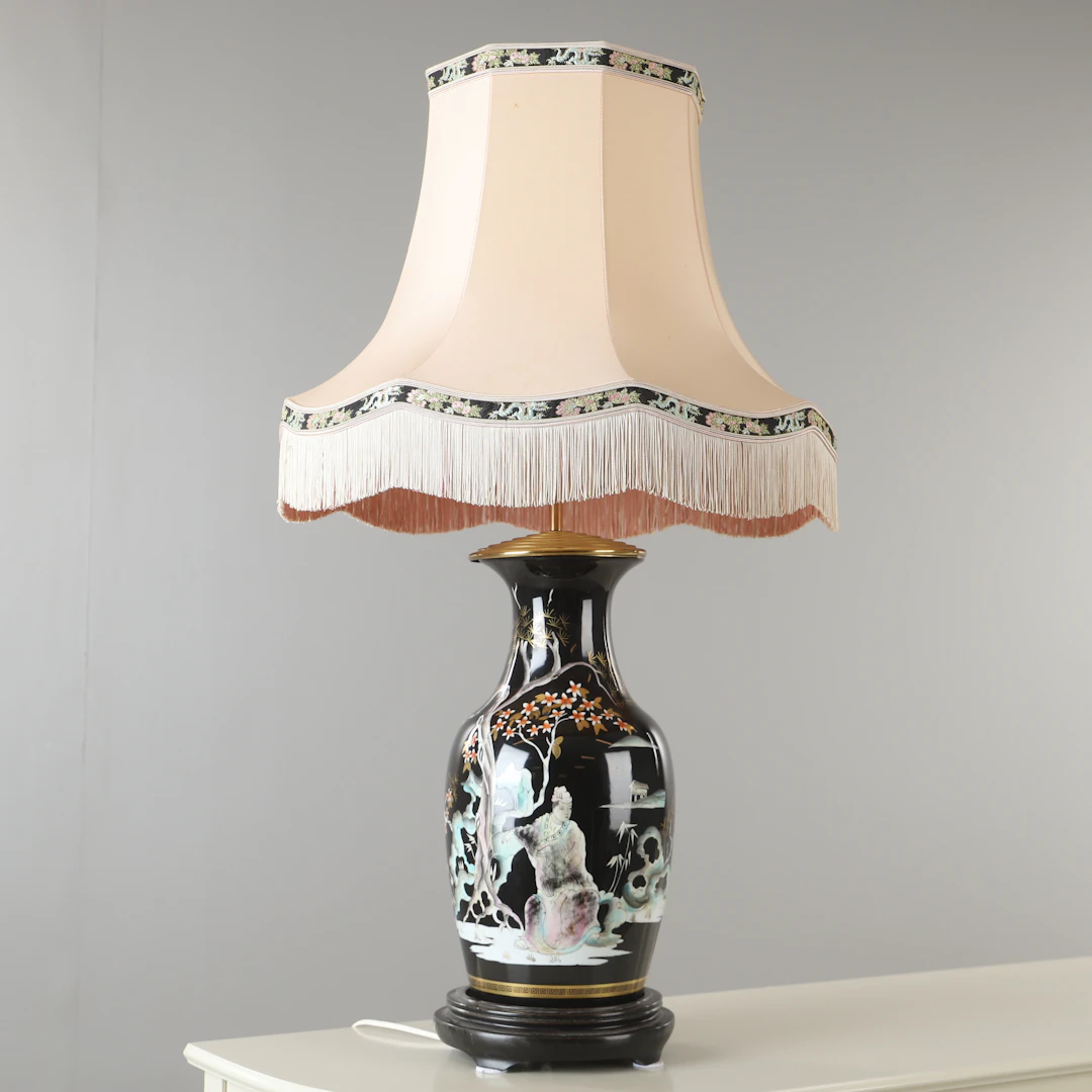 BORDSLAMPA, dekormålat porslin med textilskärm, Limoges, Frankrike.