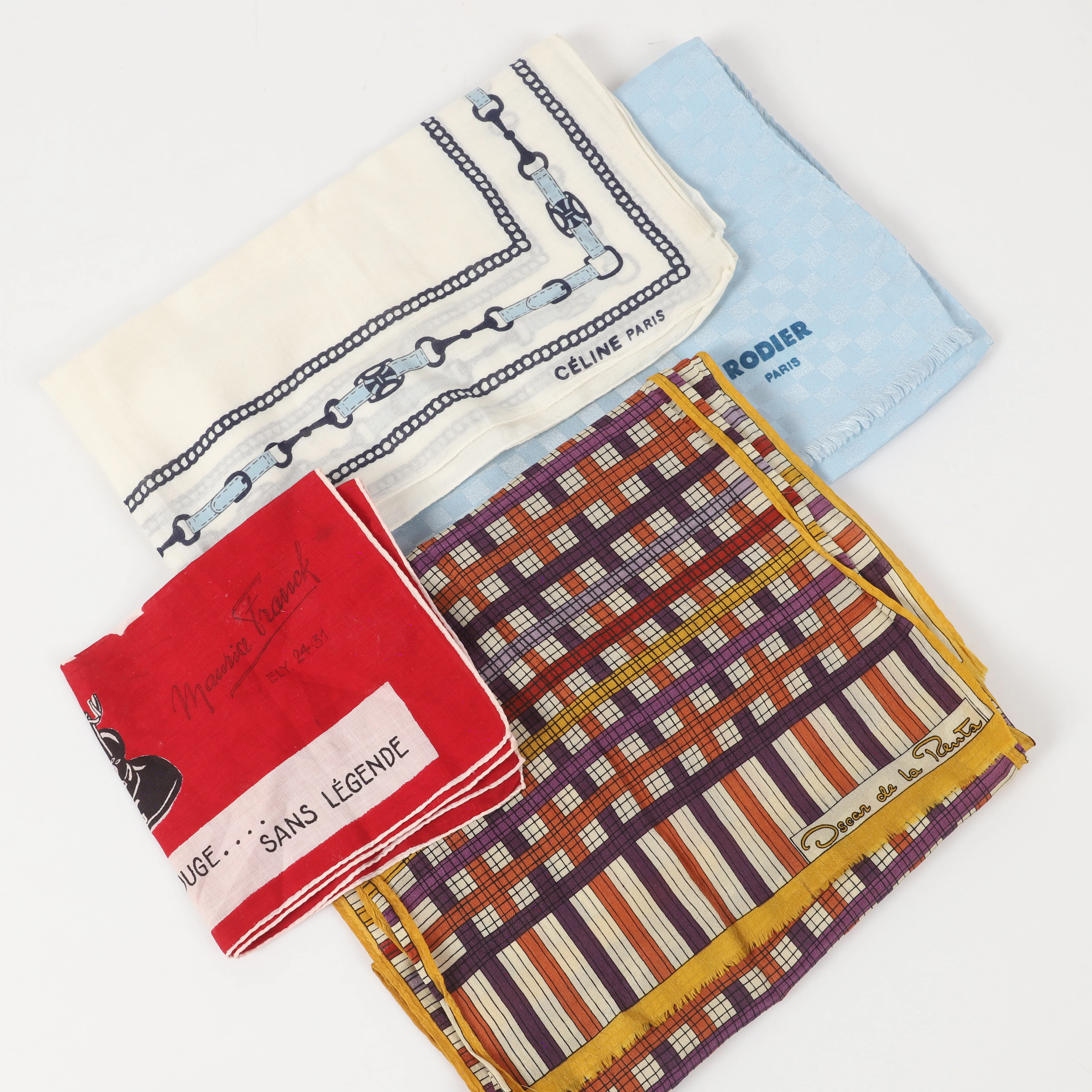 SCARVES, 4 stycken, siden m. m., bl. a. Oscar de la Renta & Céline, Paris.