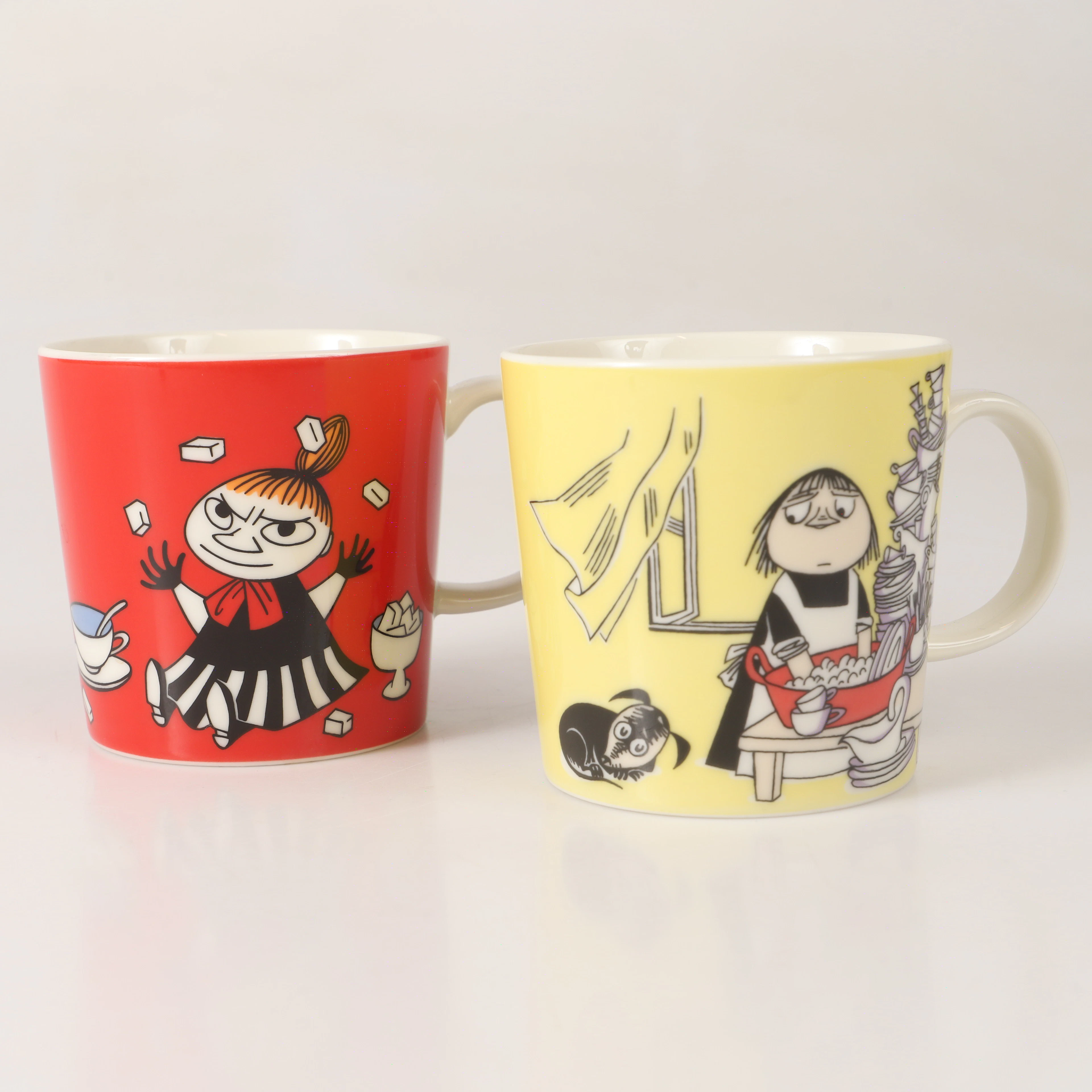 TOVE JANSSON. Muminmuggar, 2 stycken, porslin, Arabia, Finland.