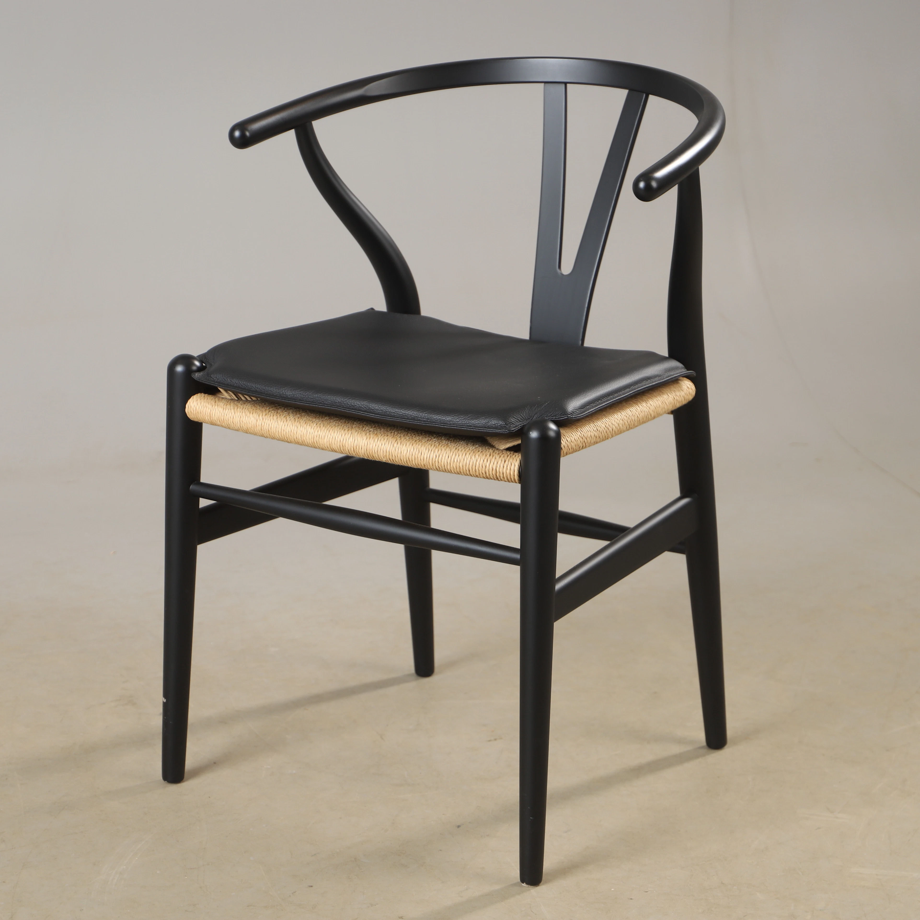 HANS J WEGNER. Stol, "CH-24", s. k. Y-stol, svärtad ek med flätad