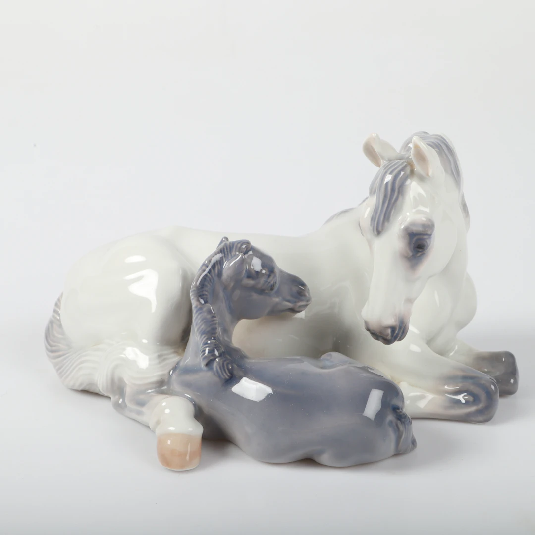 FIGURIN, häst med föl porslin, Royal Copenhagen, Danmark.