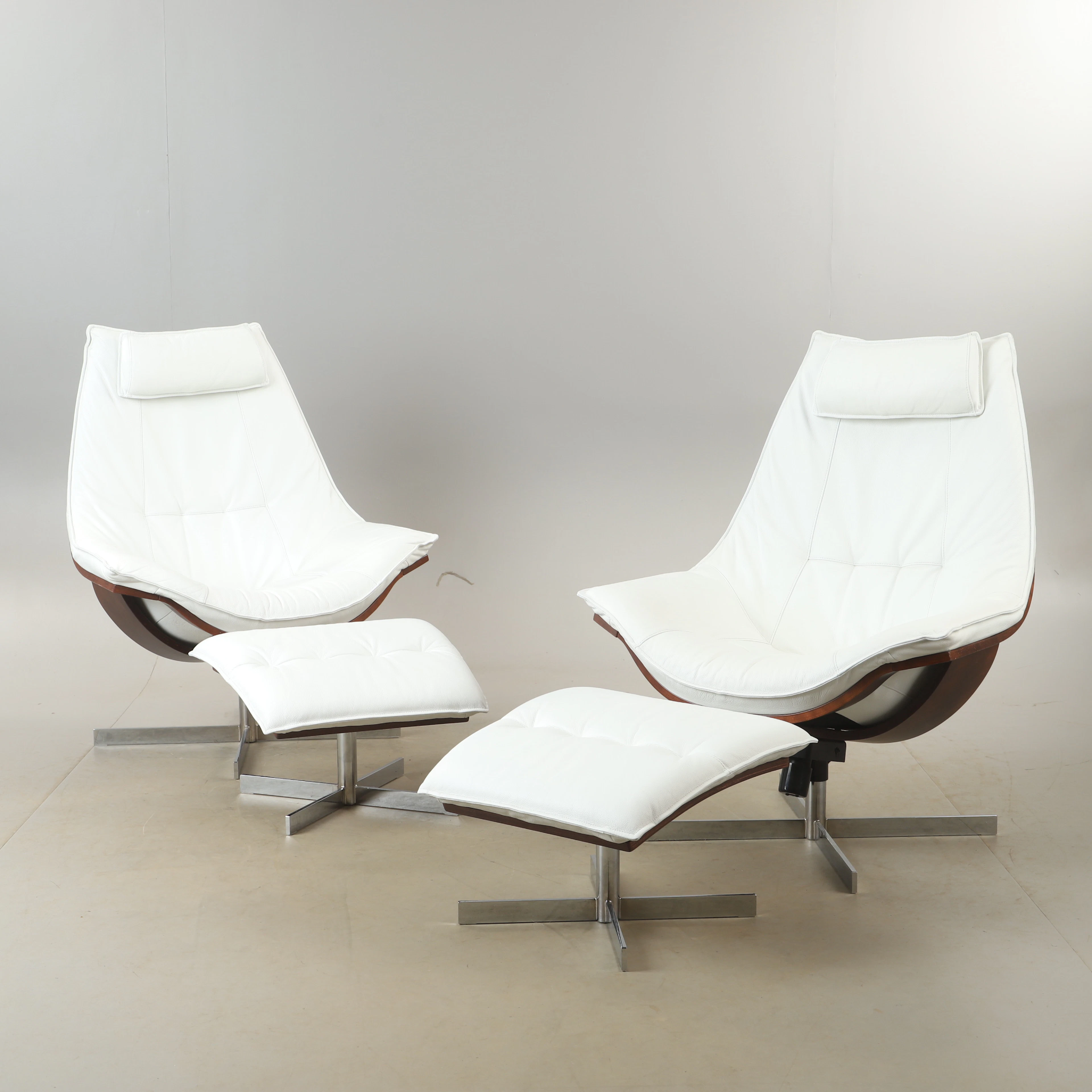 FÅTÖLJER, 1 par, "Flight armchair high", skinn och bok, Skipper furniture