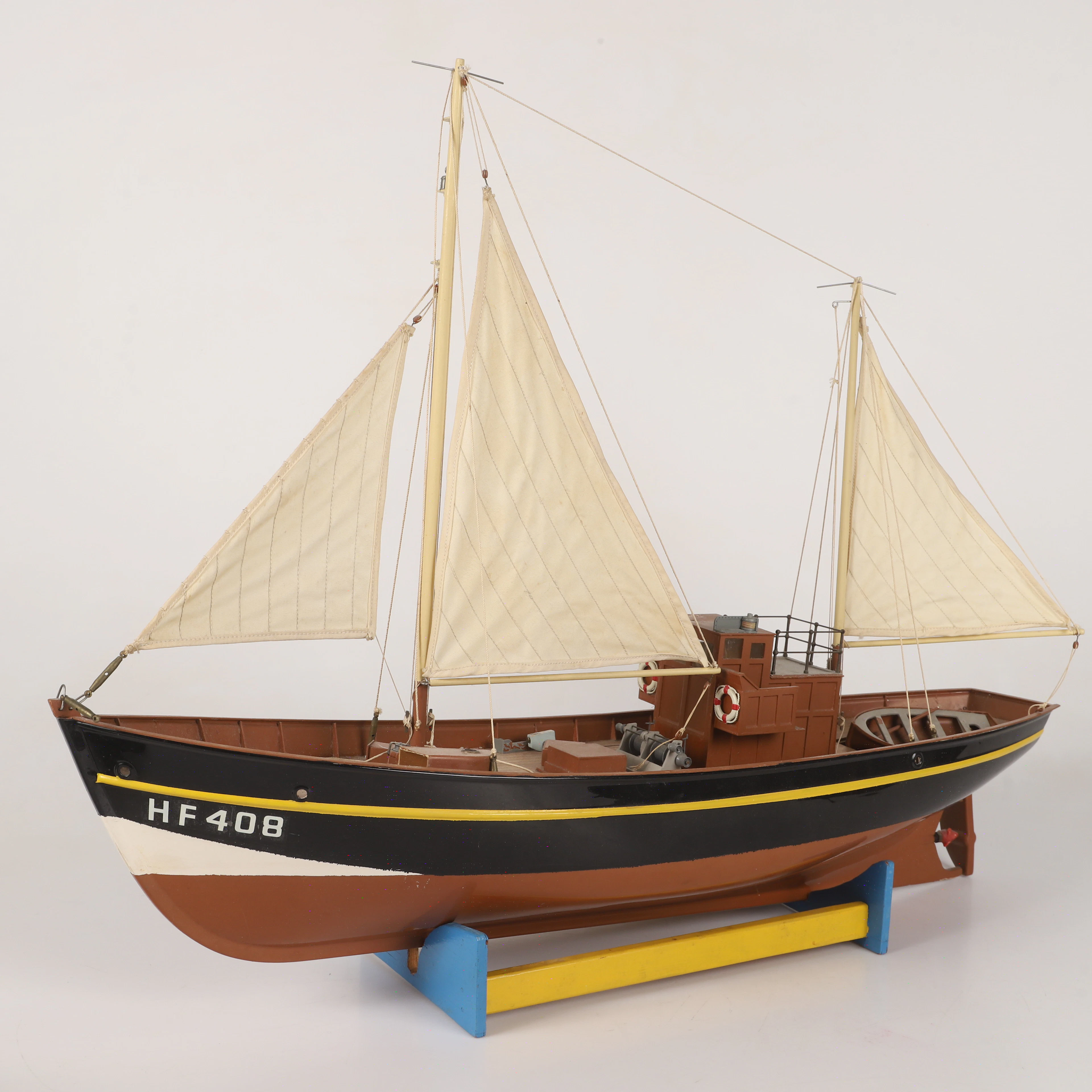 MODELLBÅT, fiskebåt, plast/textil, 1900-talets andra hälft.