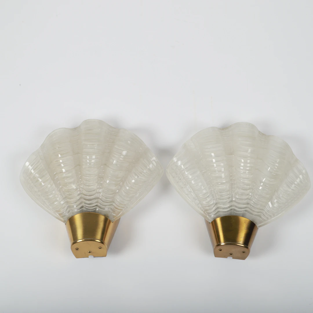 VÄGGLAMPOR, 1 par, "Coquille", glas och mässing, Asea, 1900-talets mitt.
