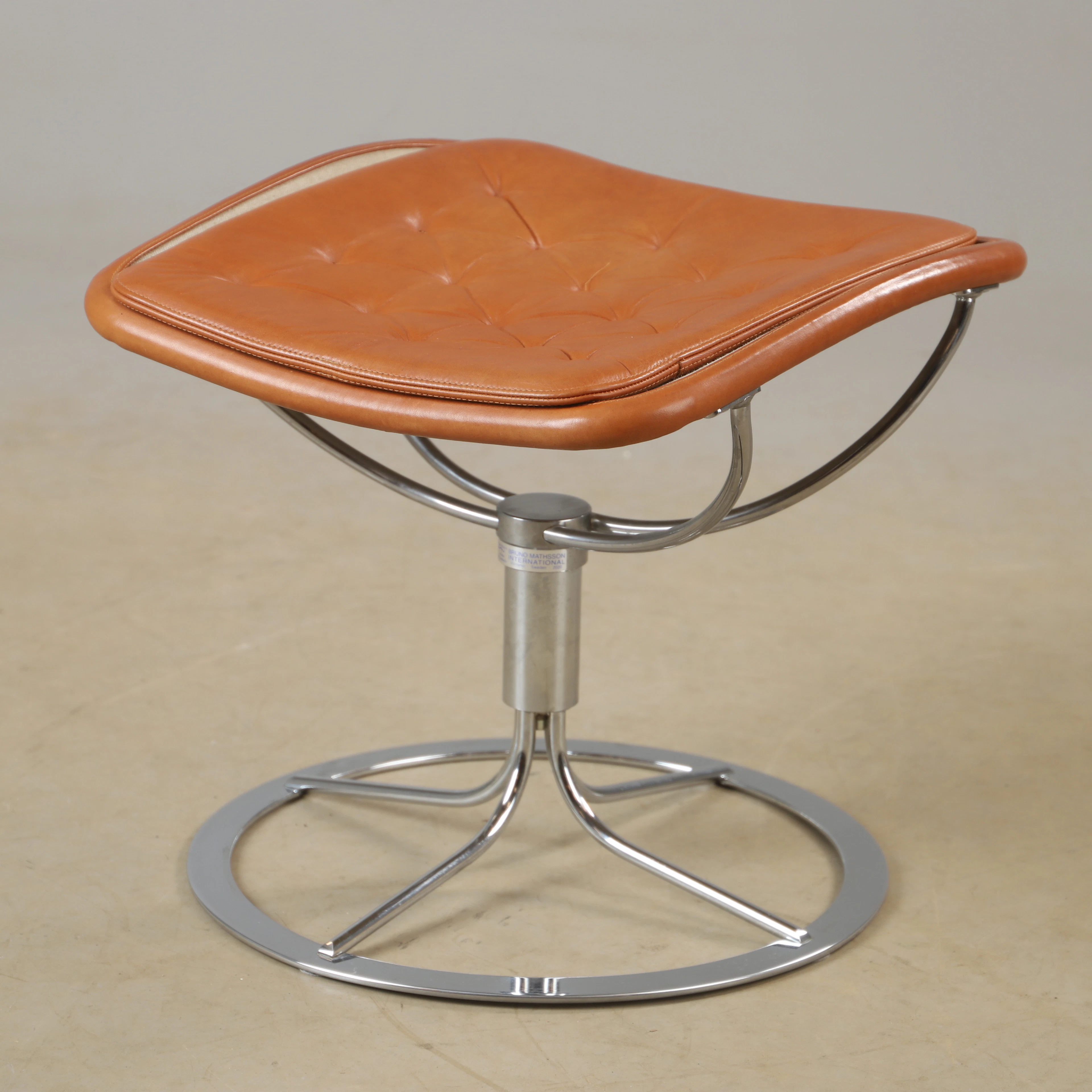 BRUNO MATHSSON. Fotpall, "Jetson", skinn, Bruno Mathsson International.