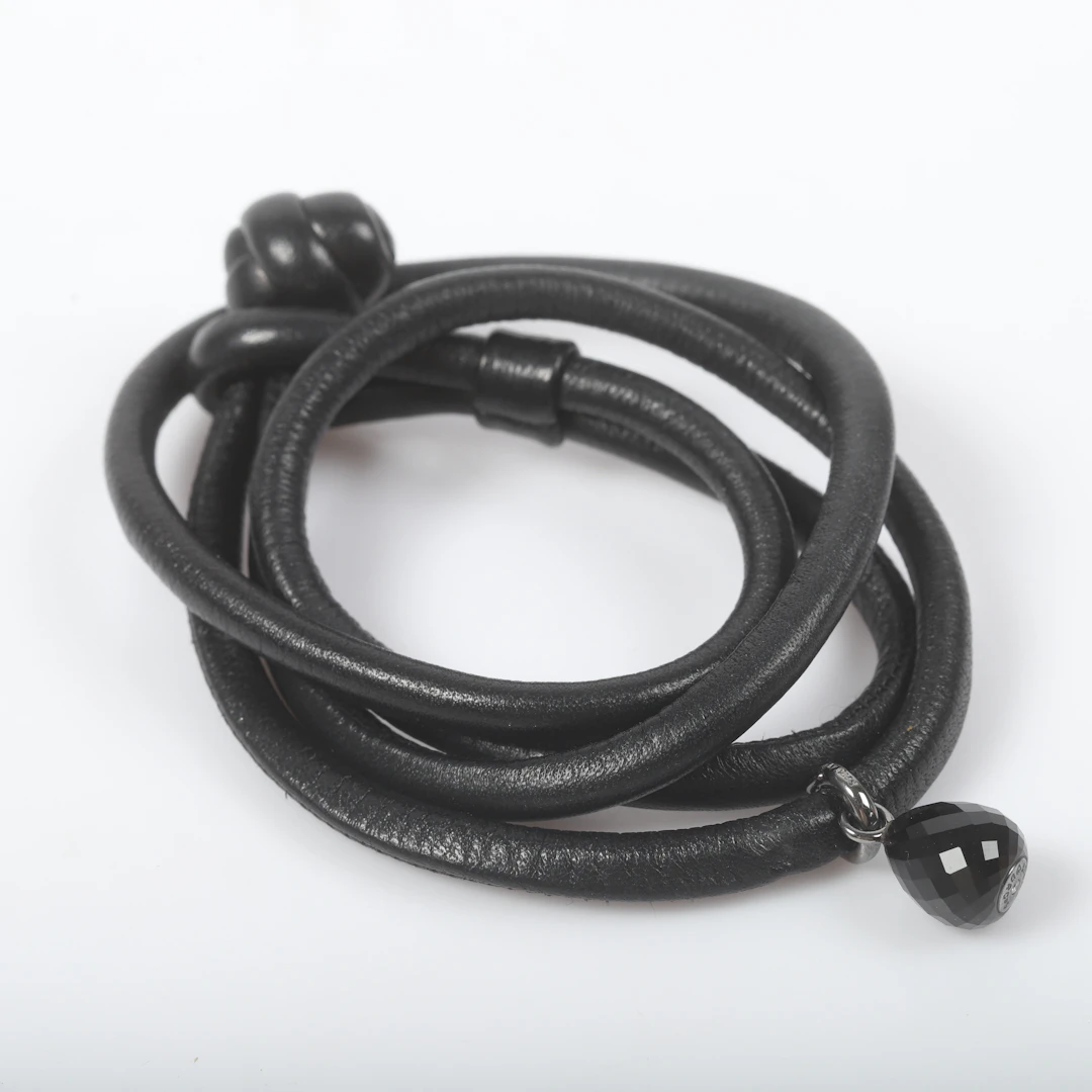CHARLOTTE LYNGGAARD. Armband med hänge, "Sweet Drops", svart läder