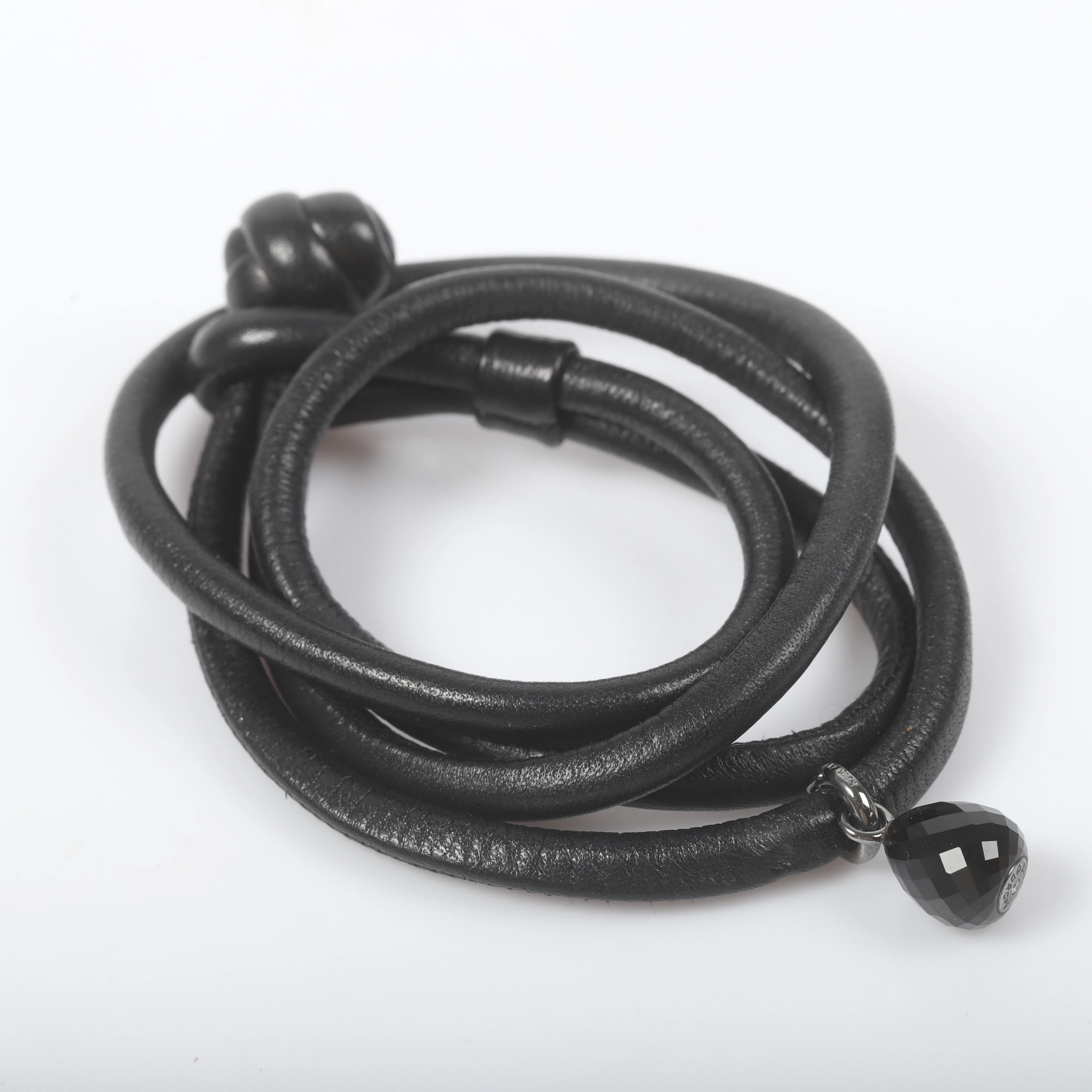 CHARLOTTE LYNGGAARD. Armband med hänge, "Sweet Drops", svart läder