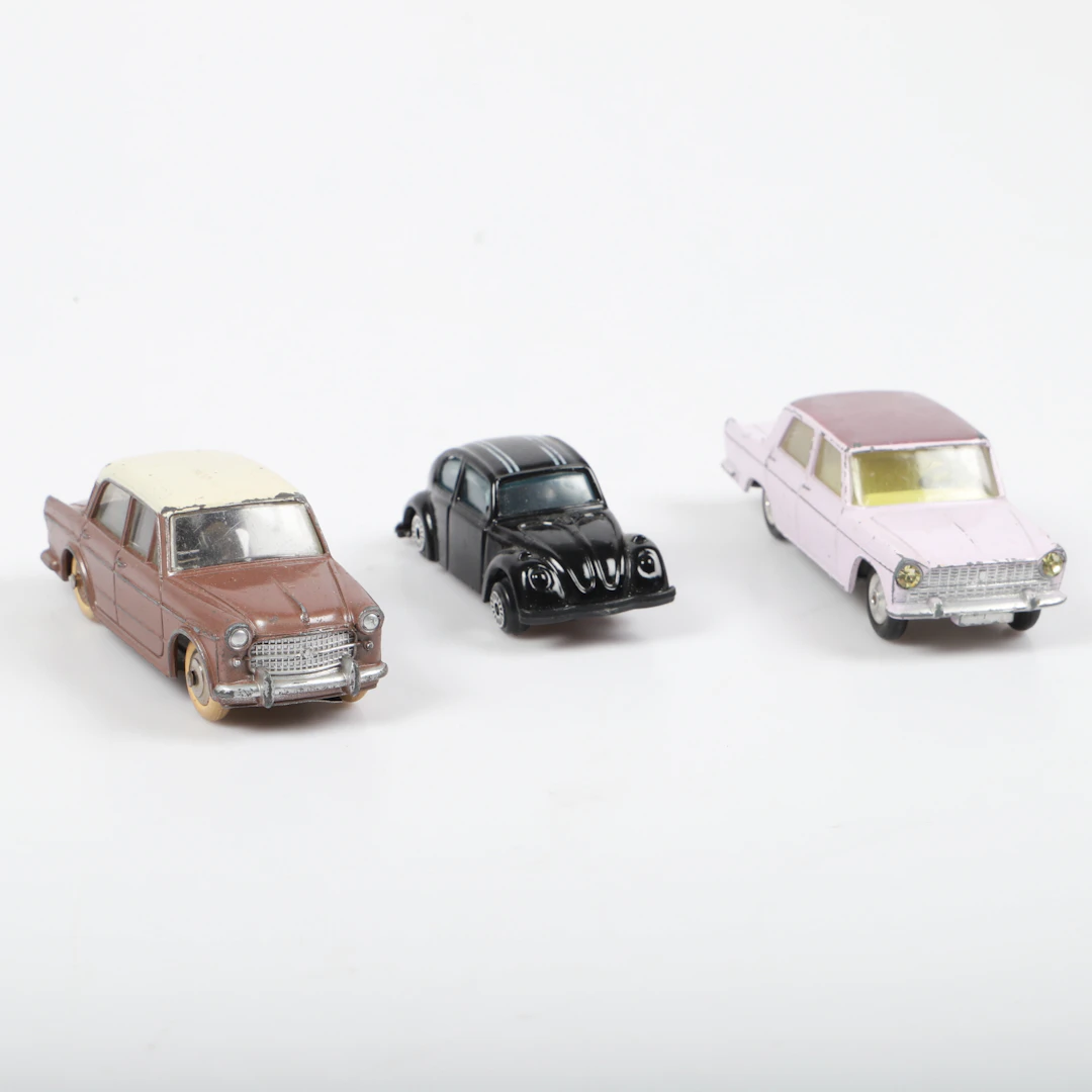 LEKSAKSBILAR, 3 stycken, metall, bl. a. Corgi Toys, 1900-tal.