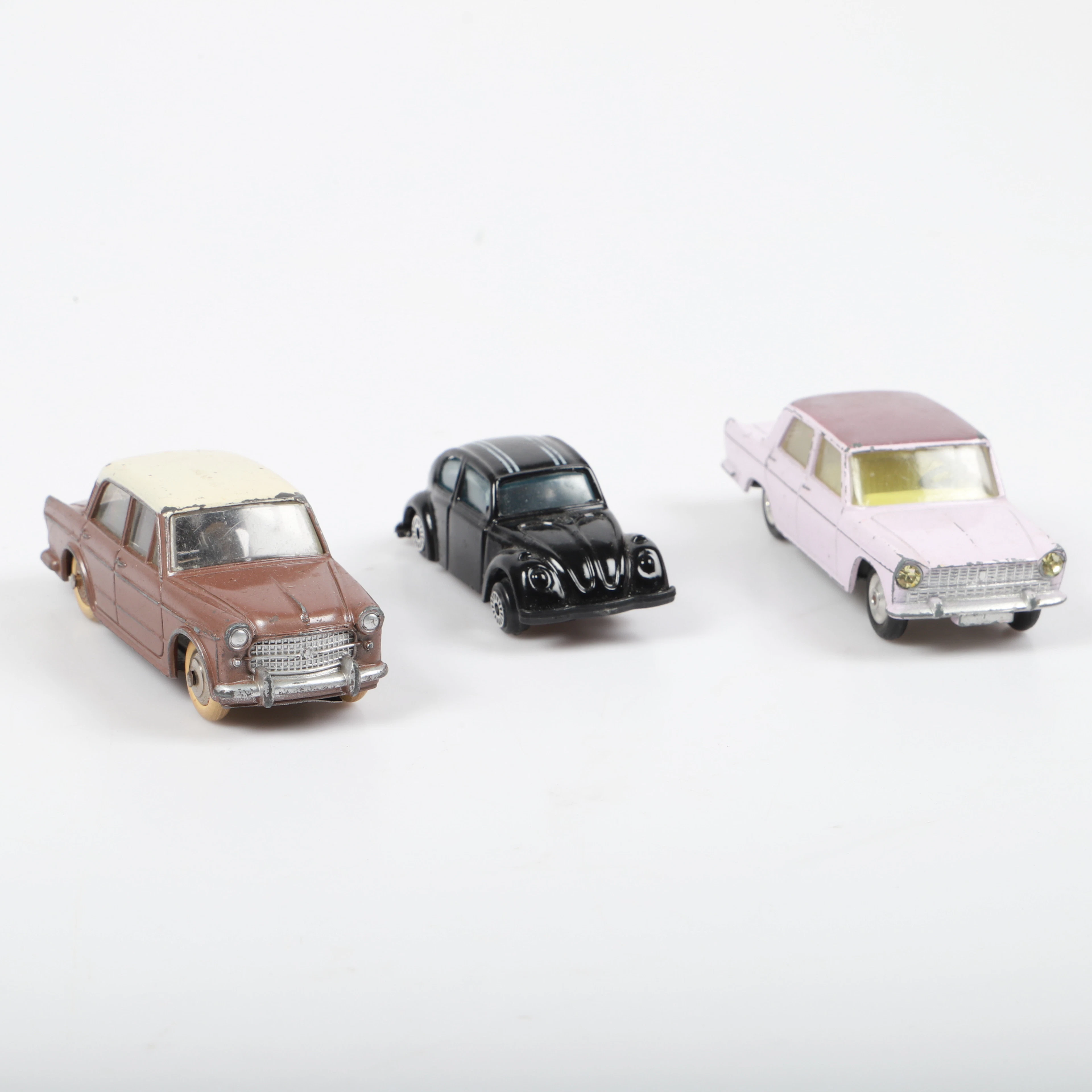 LEKSAKSBILAR, 3 stycken, metall, bl. a. Corgi Toys, 1900-tal.
