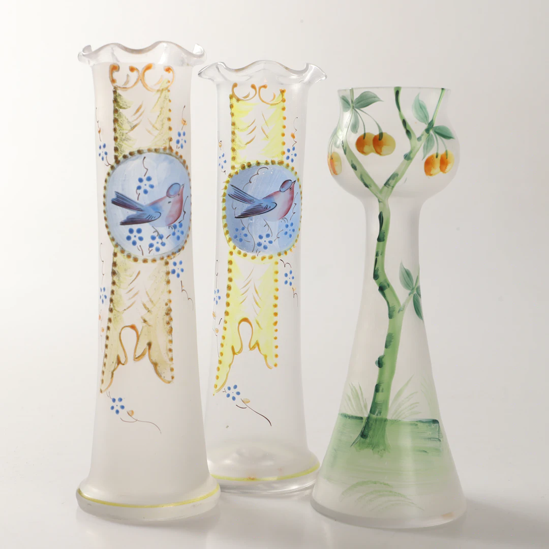 VASER, 3 stycken, glas med målad dekor, sekelskiftet 1800/1900.