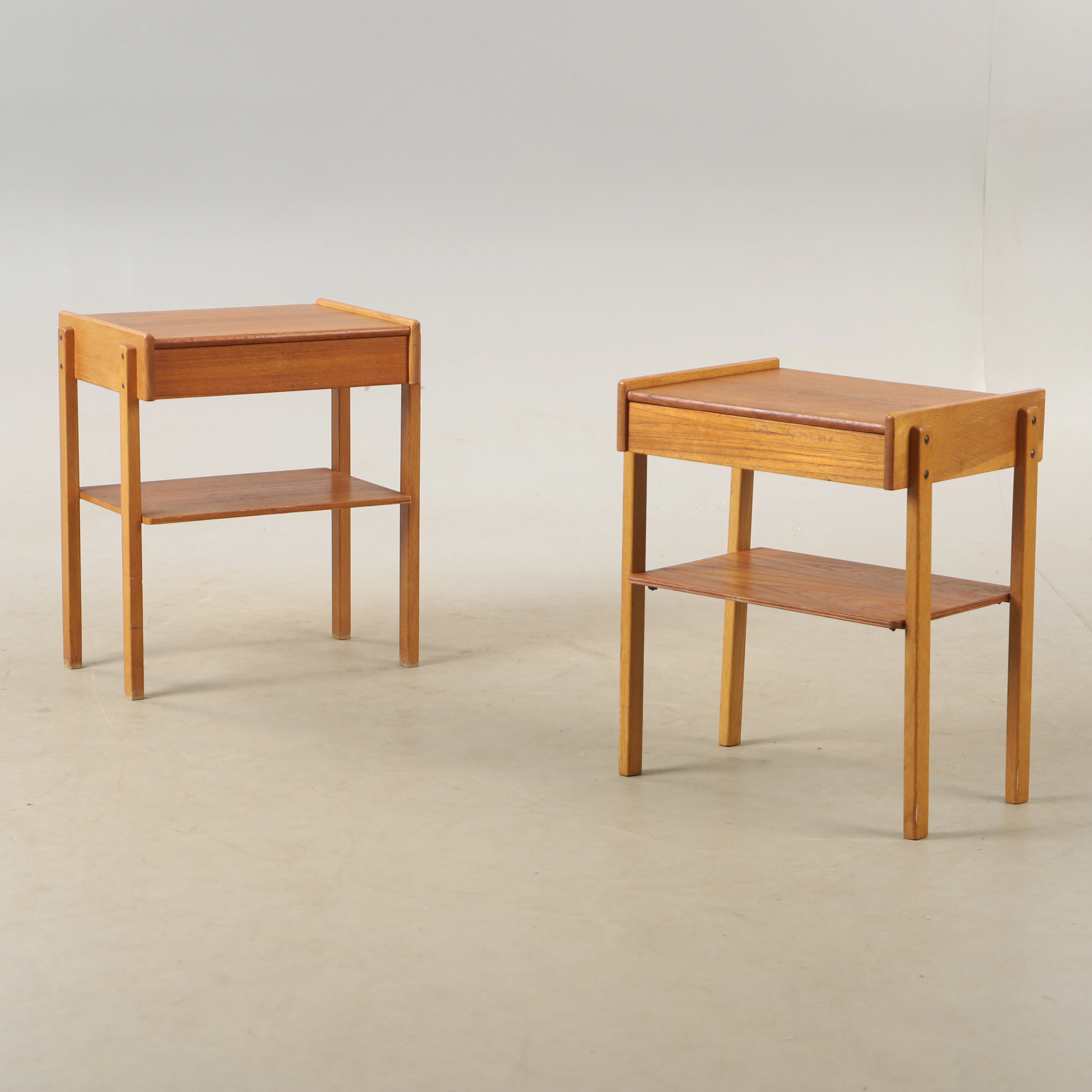 SÄNGBORD, 1 par, teak och ek, 1900-talets mitt.