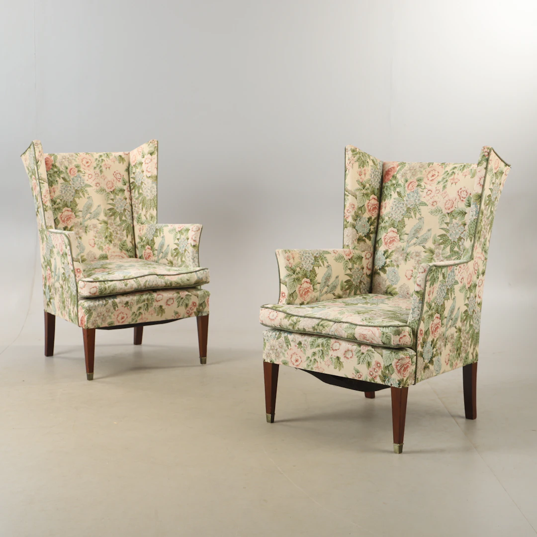 FÅTÖLJER, 1 par, kretong och mahogny, 1900-talets mitt.